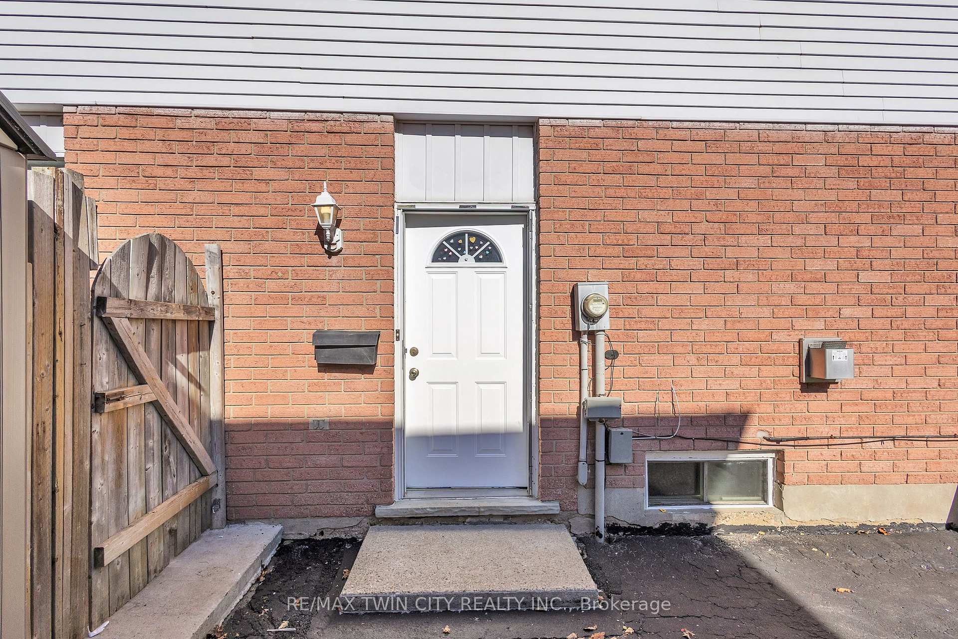 Photo 12 of 43 Connelly Drive, Kitchener — HOMEH
