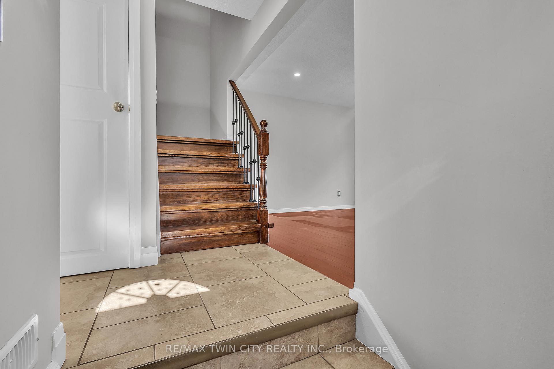 Photo 14 of 43 Connelly Drive, Kitchener — HOMEH