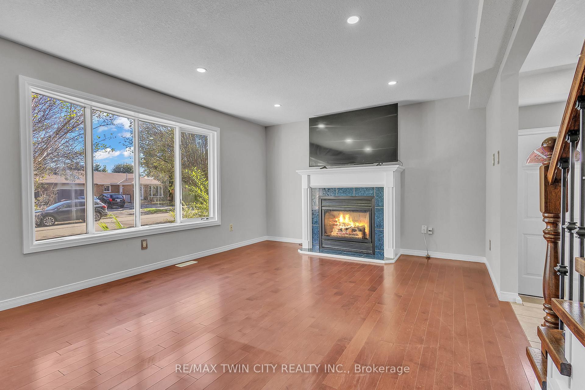 Photo 15 of 43 Connelly Drive, Kitchener — HOMEH