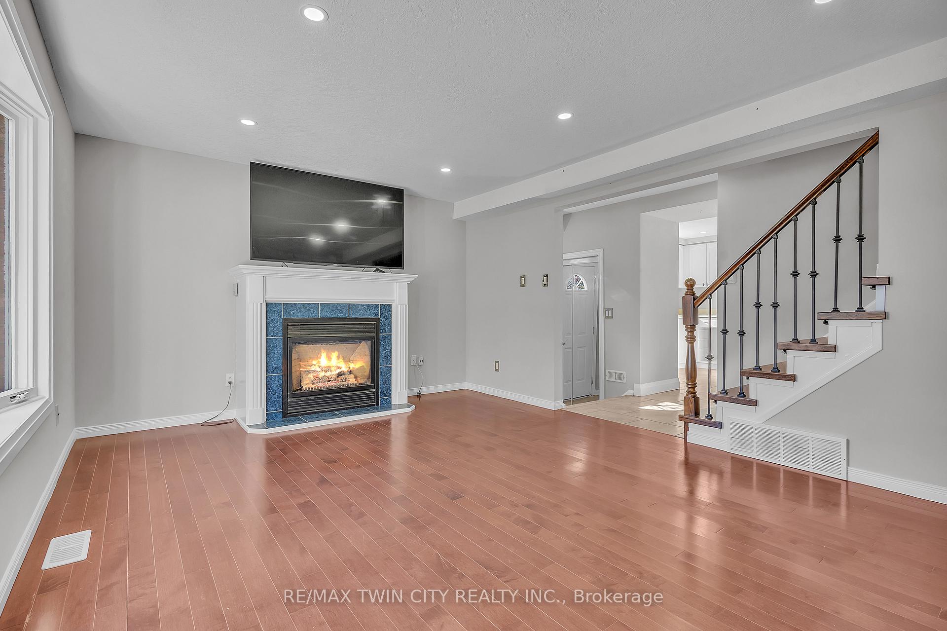 Photo 16 of 43 Connelly Drive, Kitchener — HOMEH