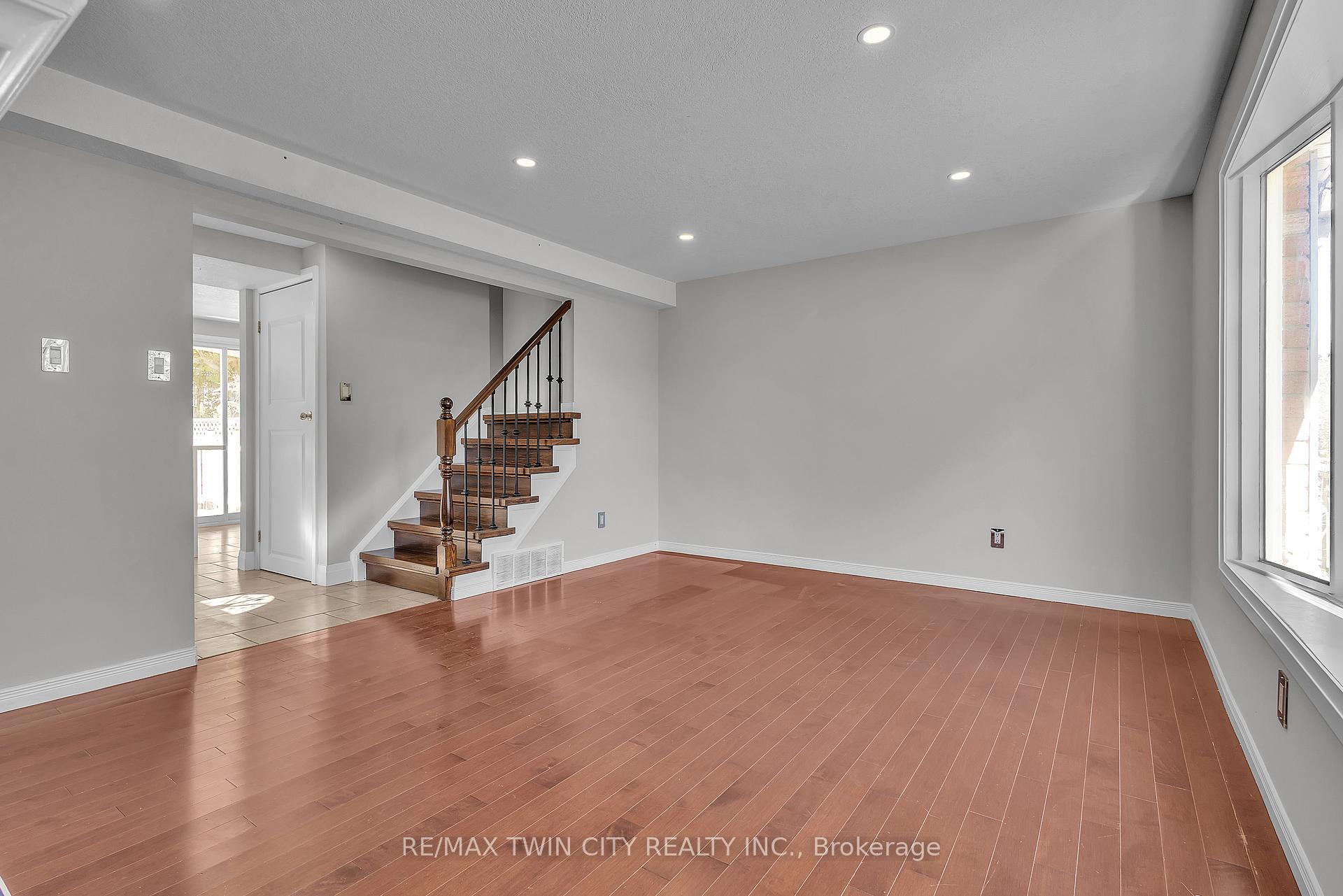 Photo 17 of 43 Connelly Drive, Kitchener — HOMEH