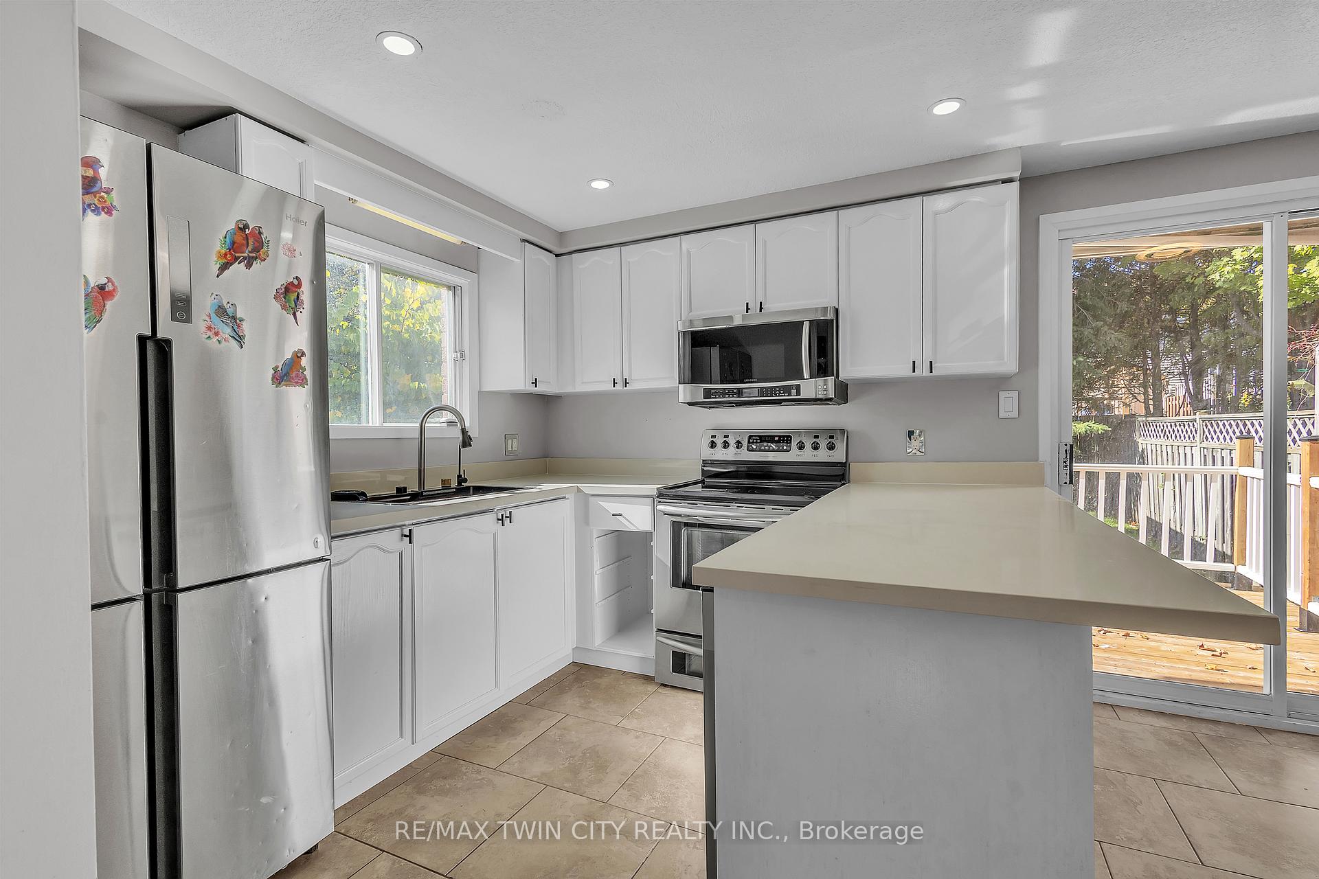 Photo 18 of 43 Connelly Drive, Kitchener — HOMEH