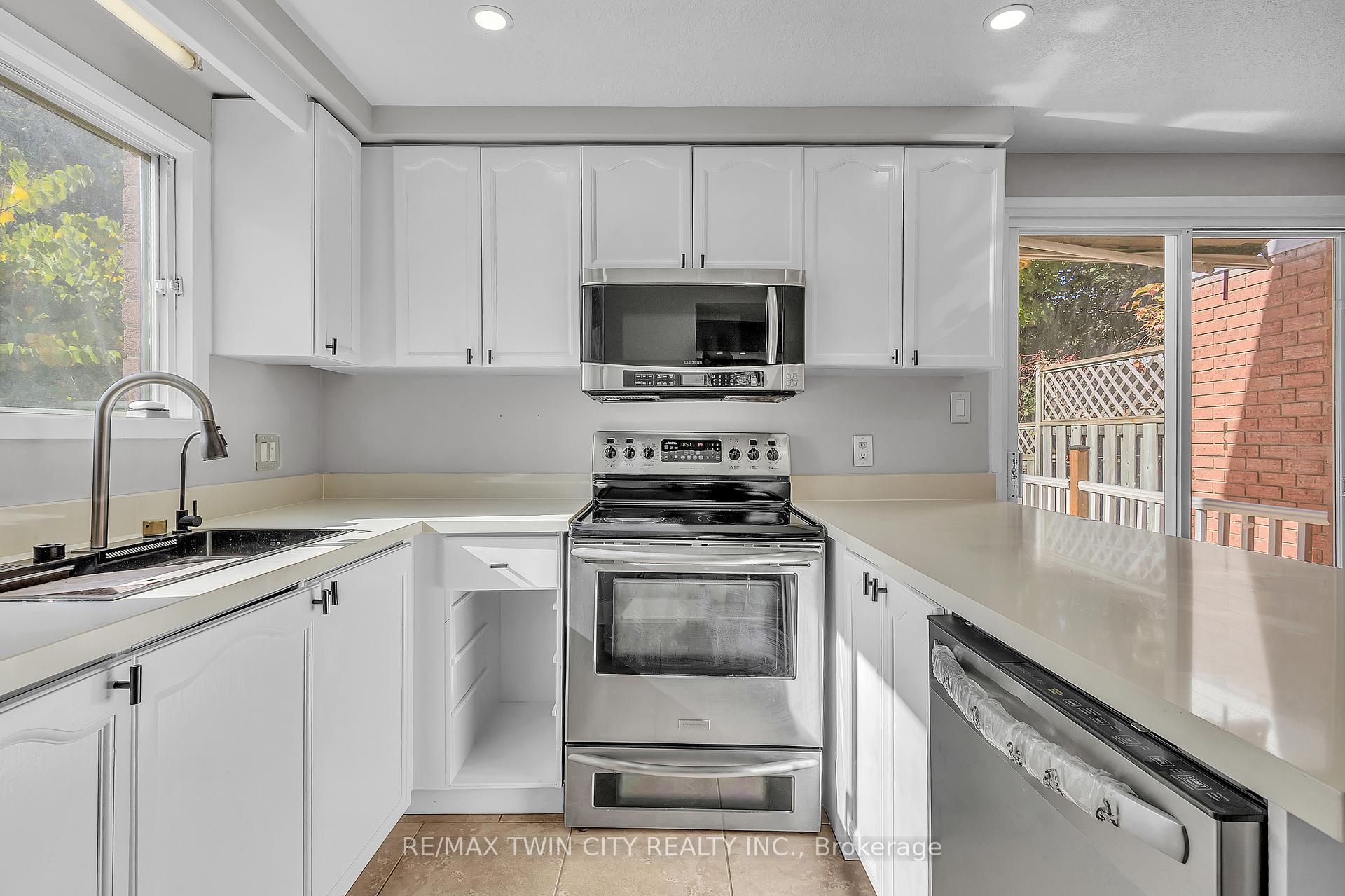 Photo 19 of 43 Connelly Drive, Kitchener — HOMEH