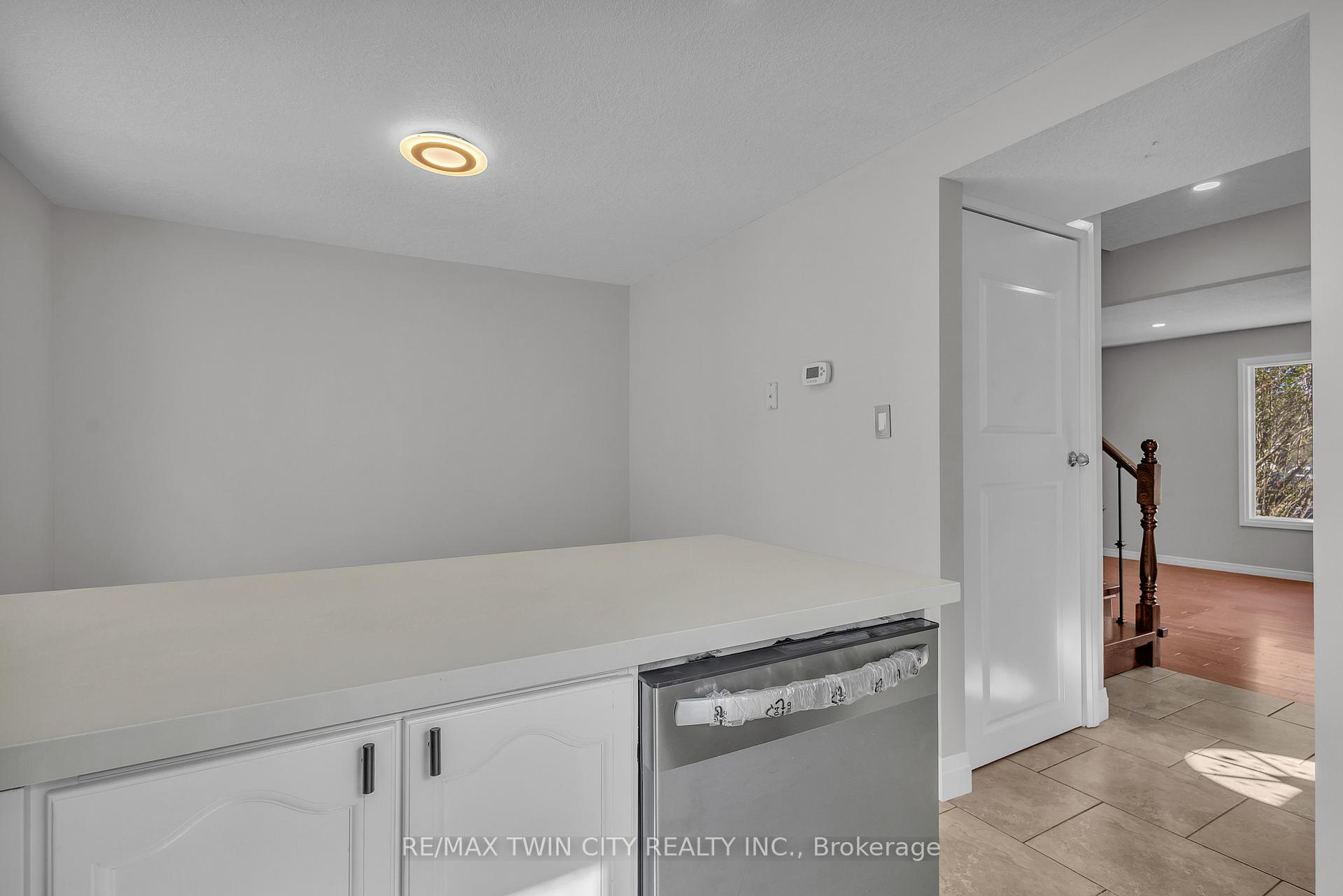 Photo 20 of 43 Connelly Drive, Kitchener — HOMEH