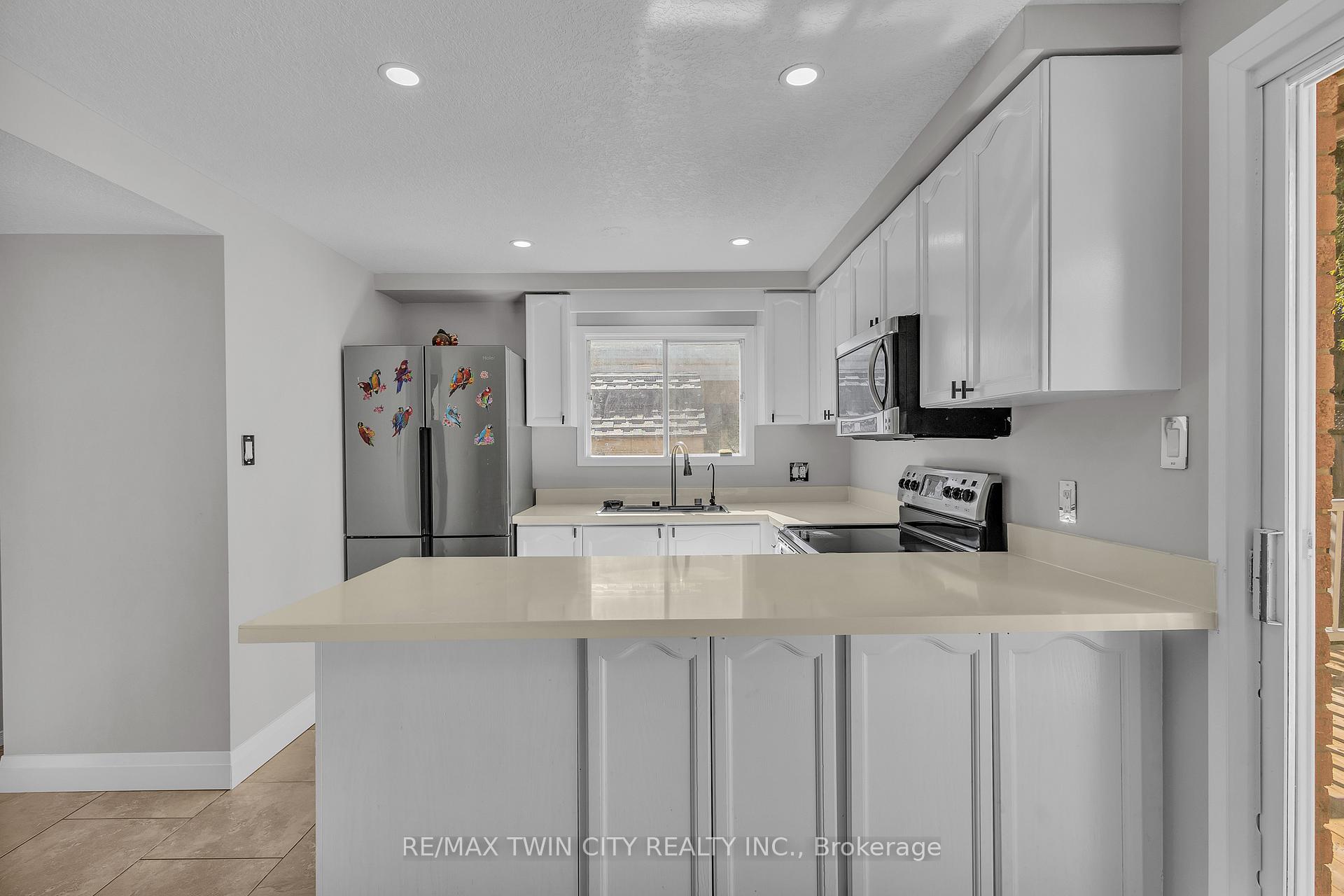 Photo 21 of 43 Connelly Drive, Kitchener — HOMEH