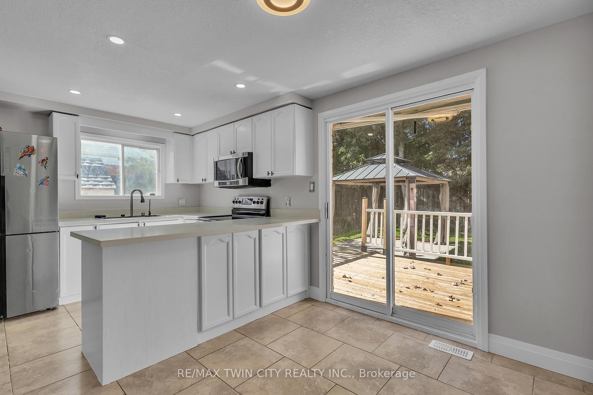 Photo 22 of 43 Connelly Drive, Kitchener — HOMEH