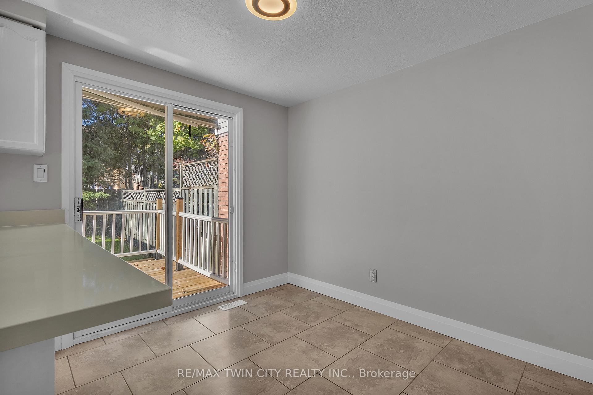 Photo 23 of 43 Connelly Drive, Kitchener — HOMEH