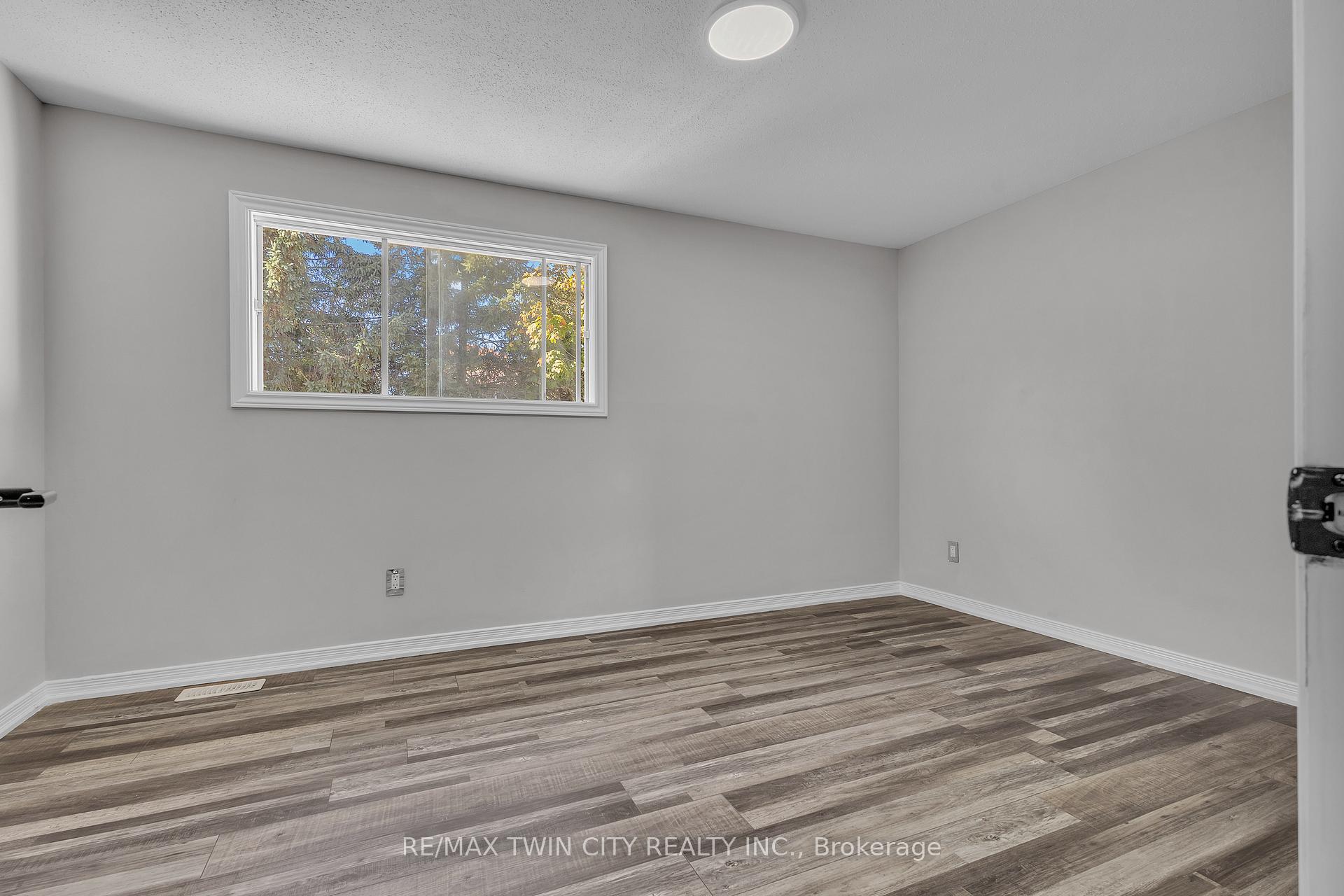 Photo 26 of 43 Connelly Drive, Kitchener — HOMEH