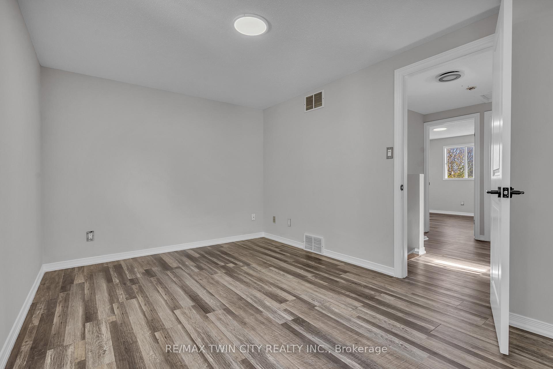Photo 28 of 43 Connelly Drive, Kitchener — HOMEH