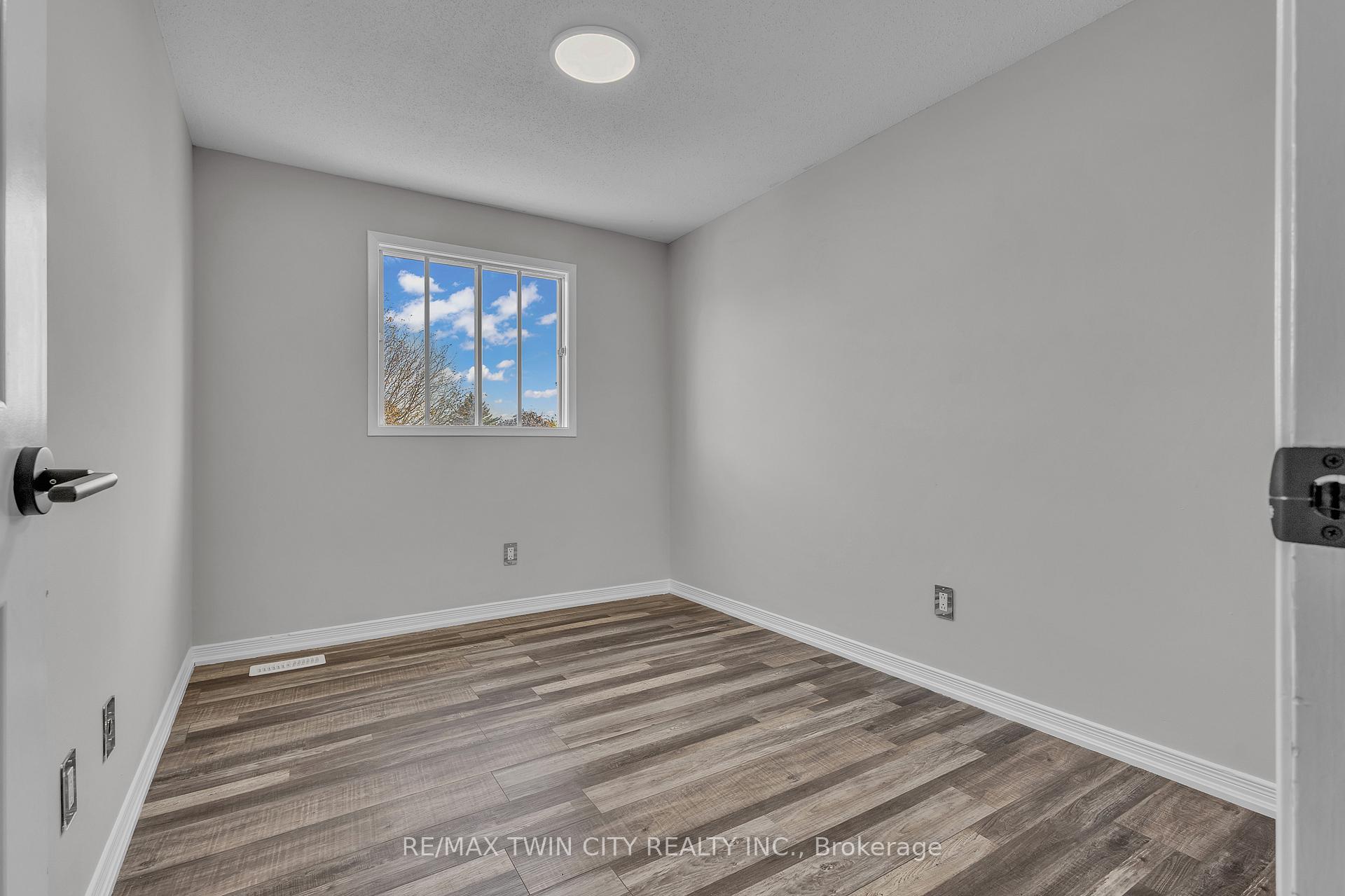 Photo 31 of 43 Connelly Drive, Kitchener — HOMEH