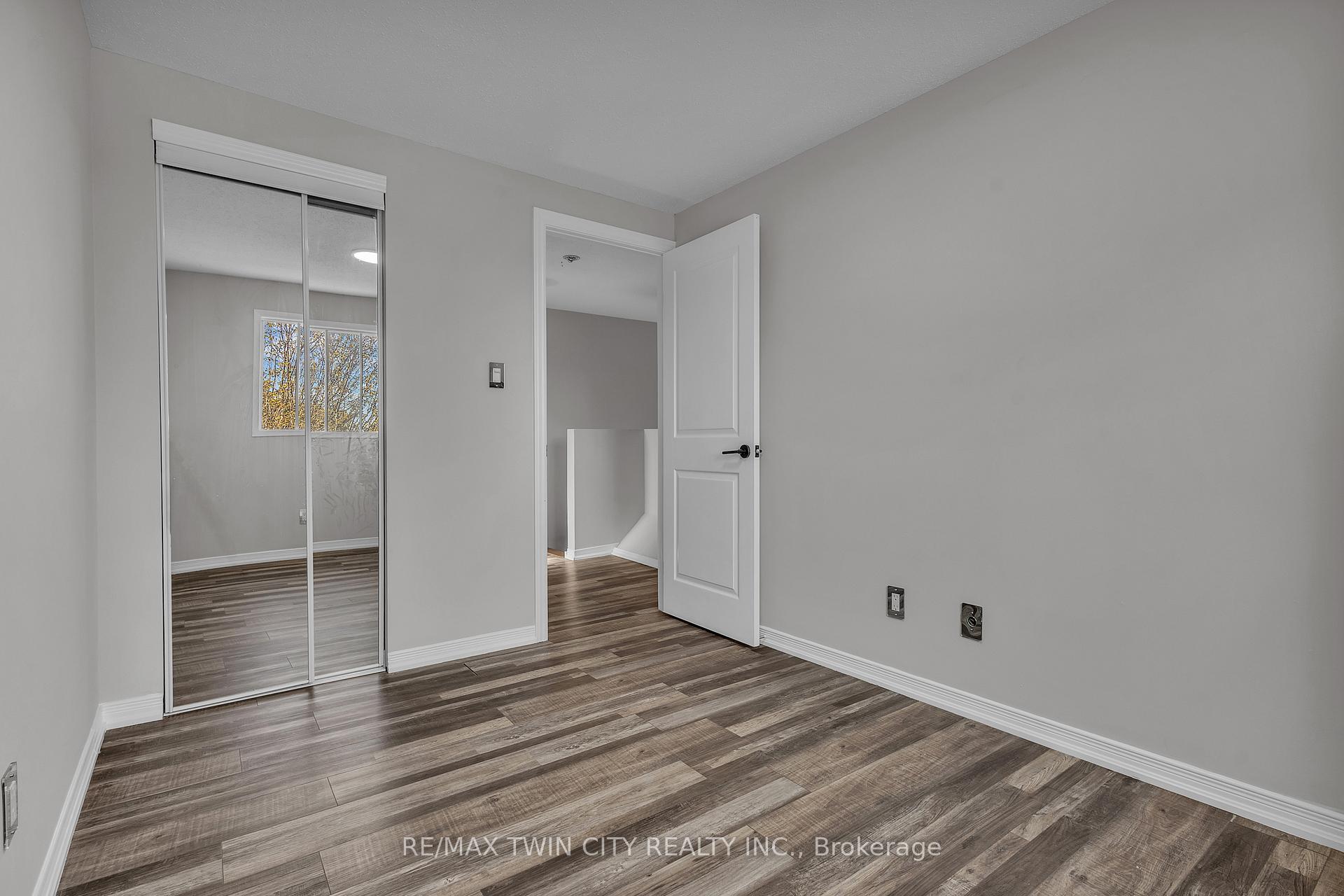 Photo 32 of 43 Connelly Drive, Kitchener — HOMEH