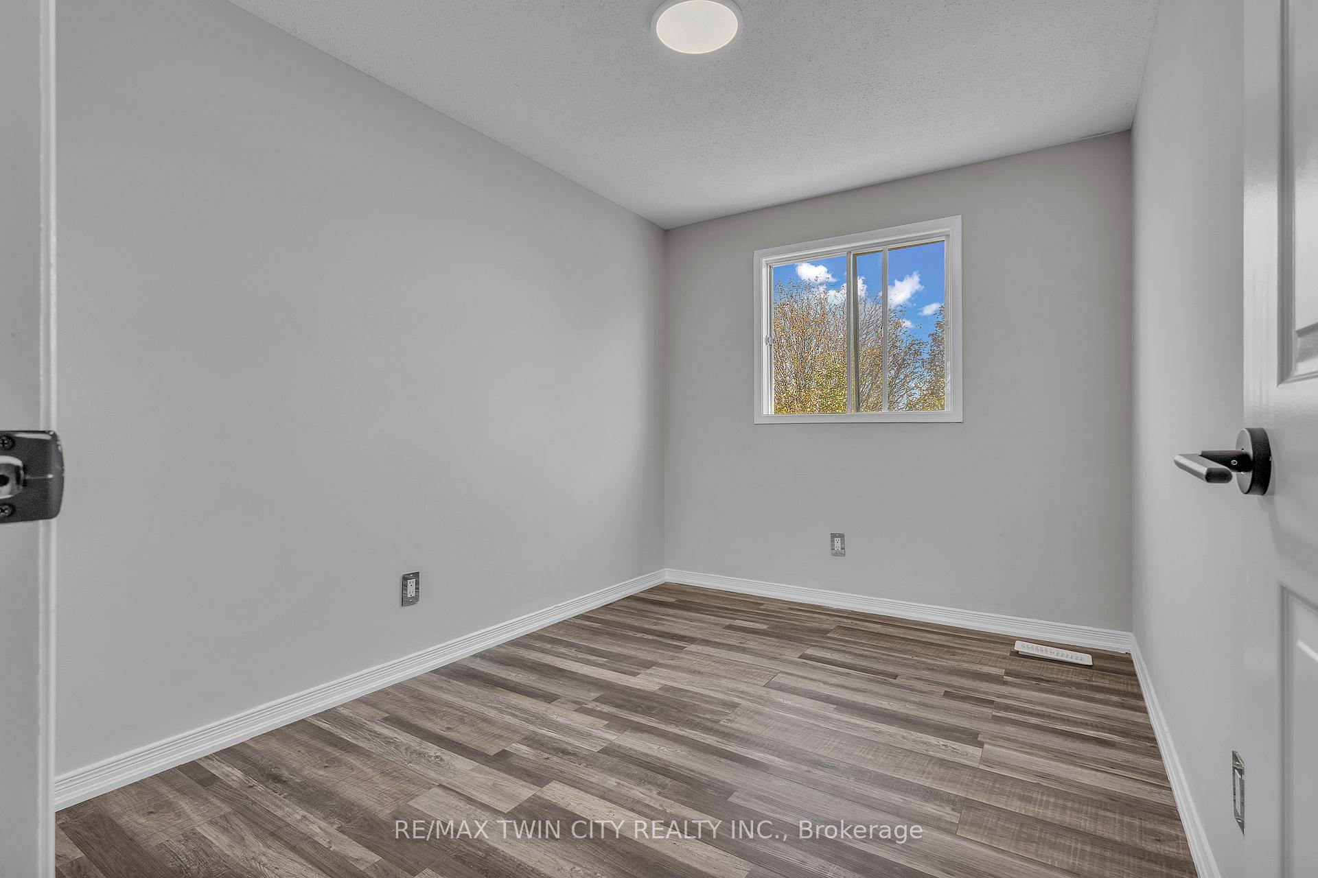Photo 33 of 43 Connelly Drive, Kitchener — HOMEH