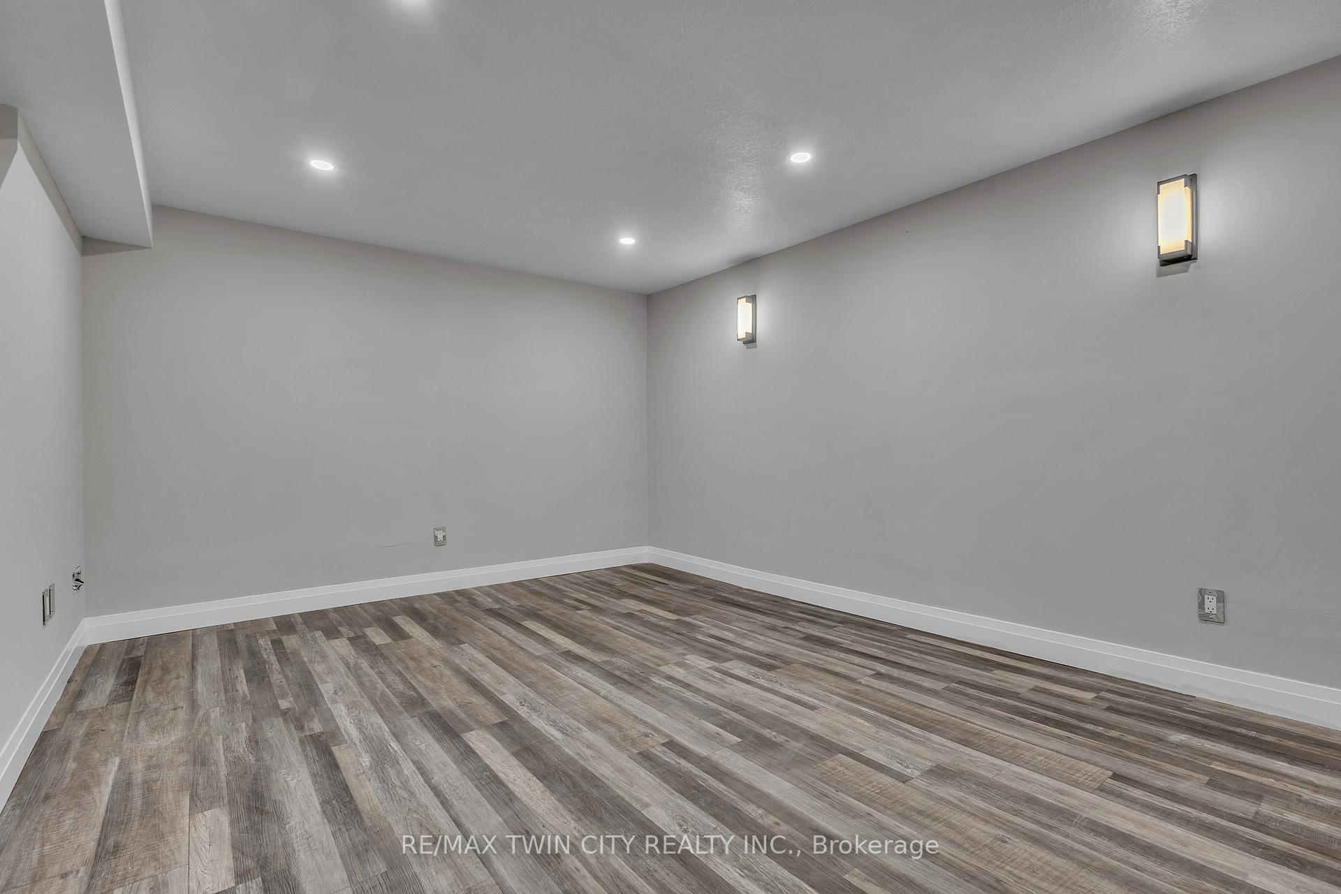 Photo 38 of 43 Connelly Drive, Kitchener — HOMEH