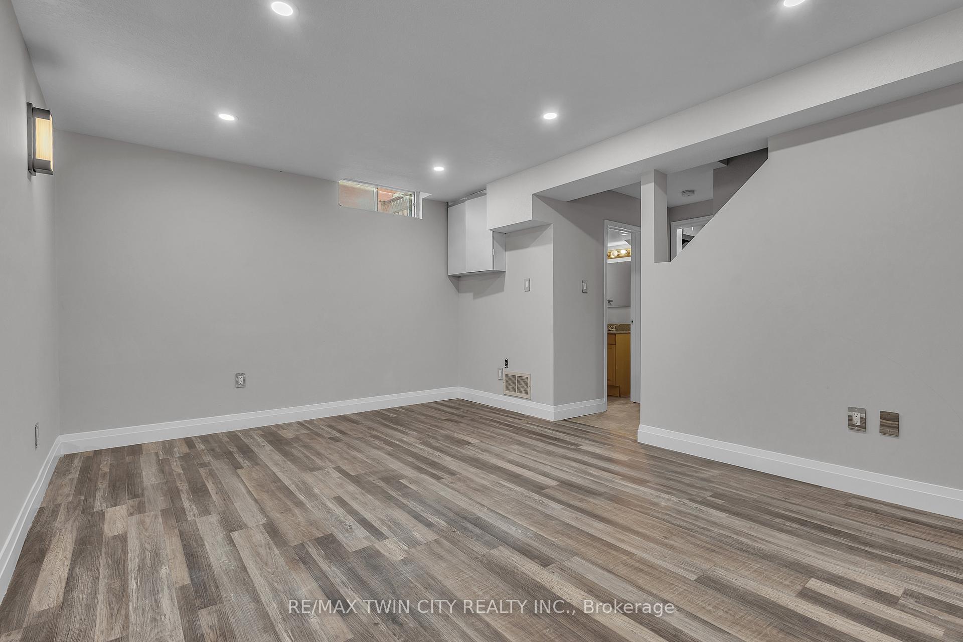 Photo 39 of 43 Connelly Drive, Kitchener — HOMEH