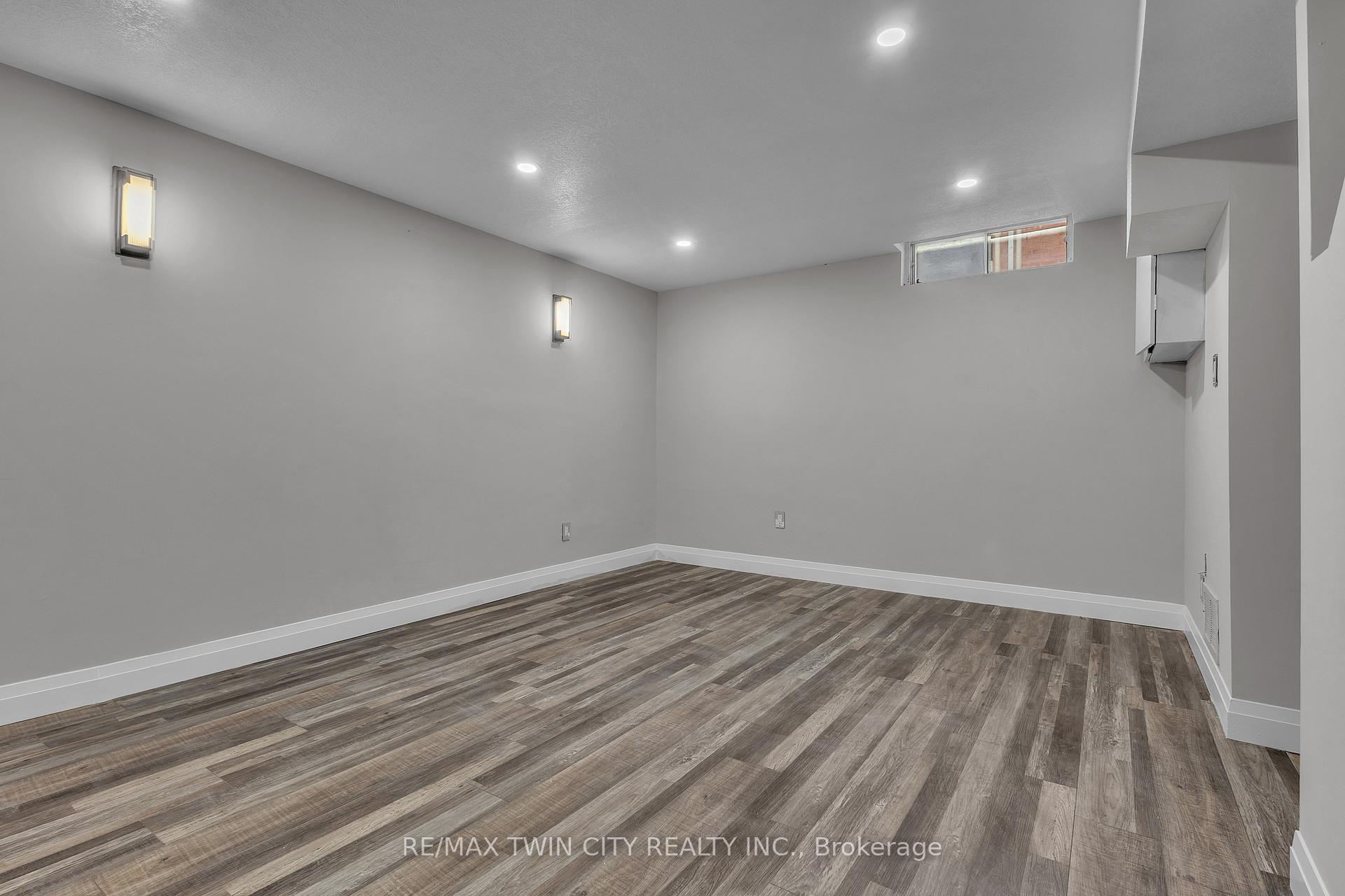 Photo 40 of 43 Connelly Drive, Kitchener — HOMEH