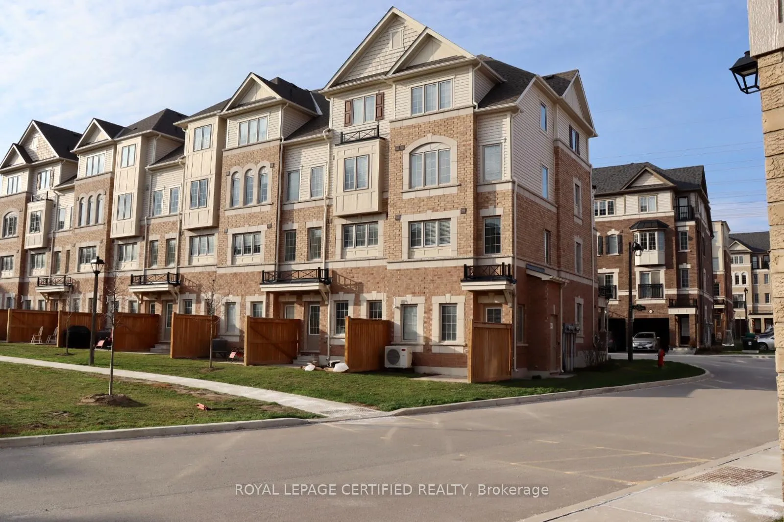 Photo 3 of 135 Giboulee Path, Oshawa, Windfields — HOMEH