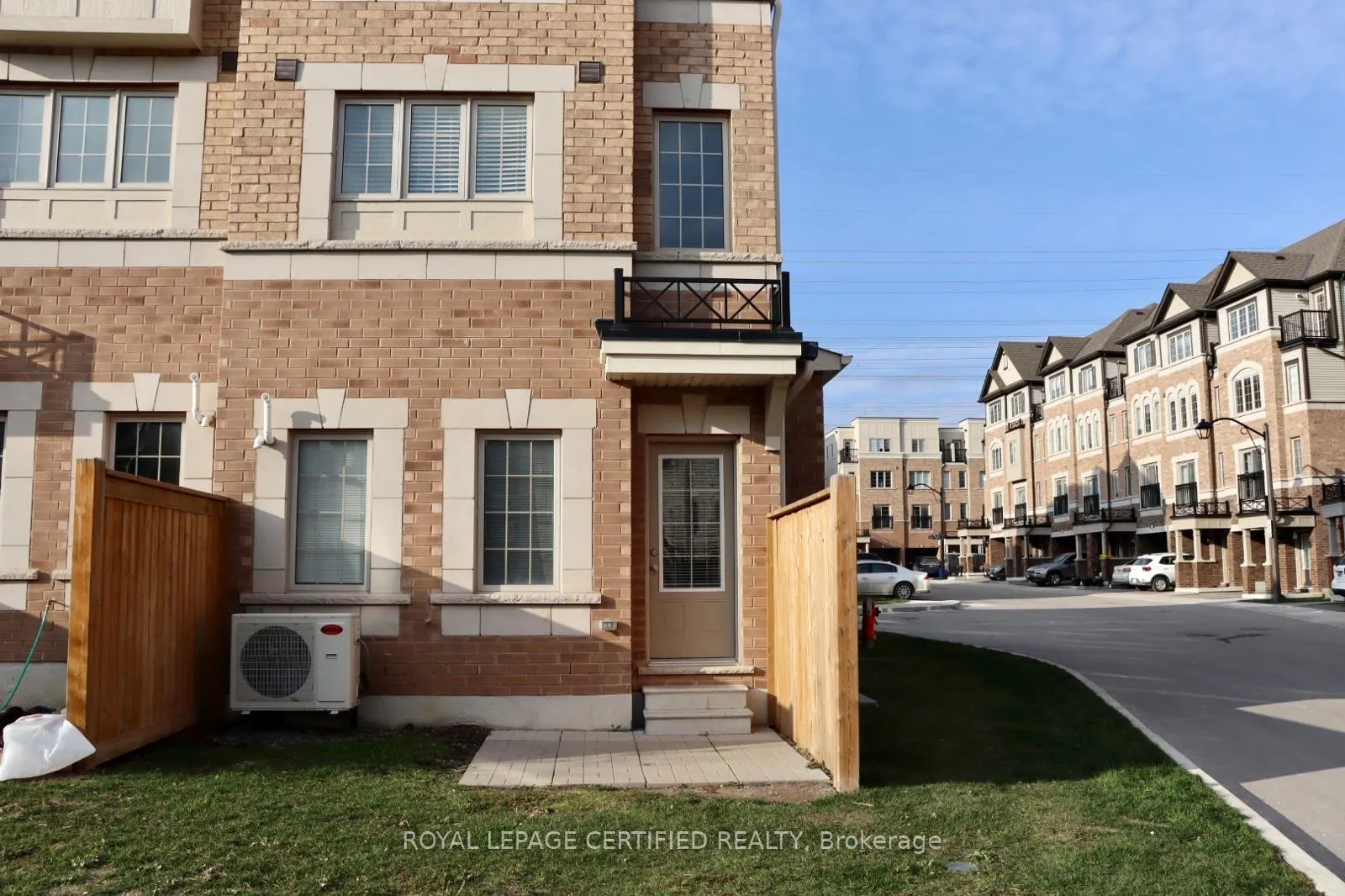 Photo 4 of 135 Giboulee Path, Oshawa, Windfields — HOMEH