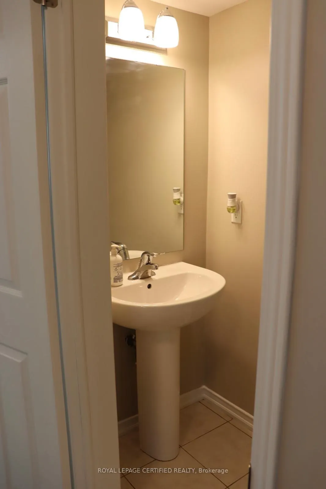 Photo 10 of 135 Giboulee Path, Oshawa, Windfields — HOMEH