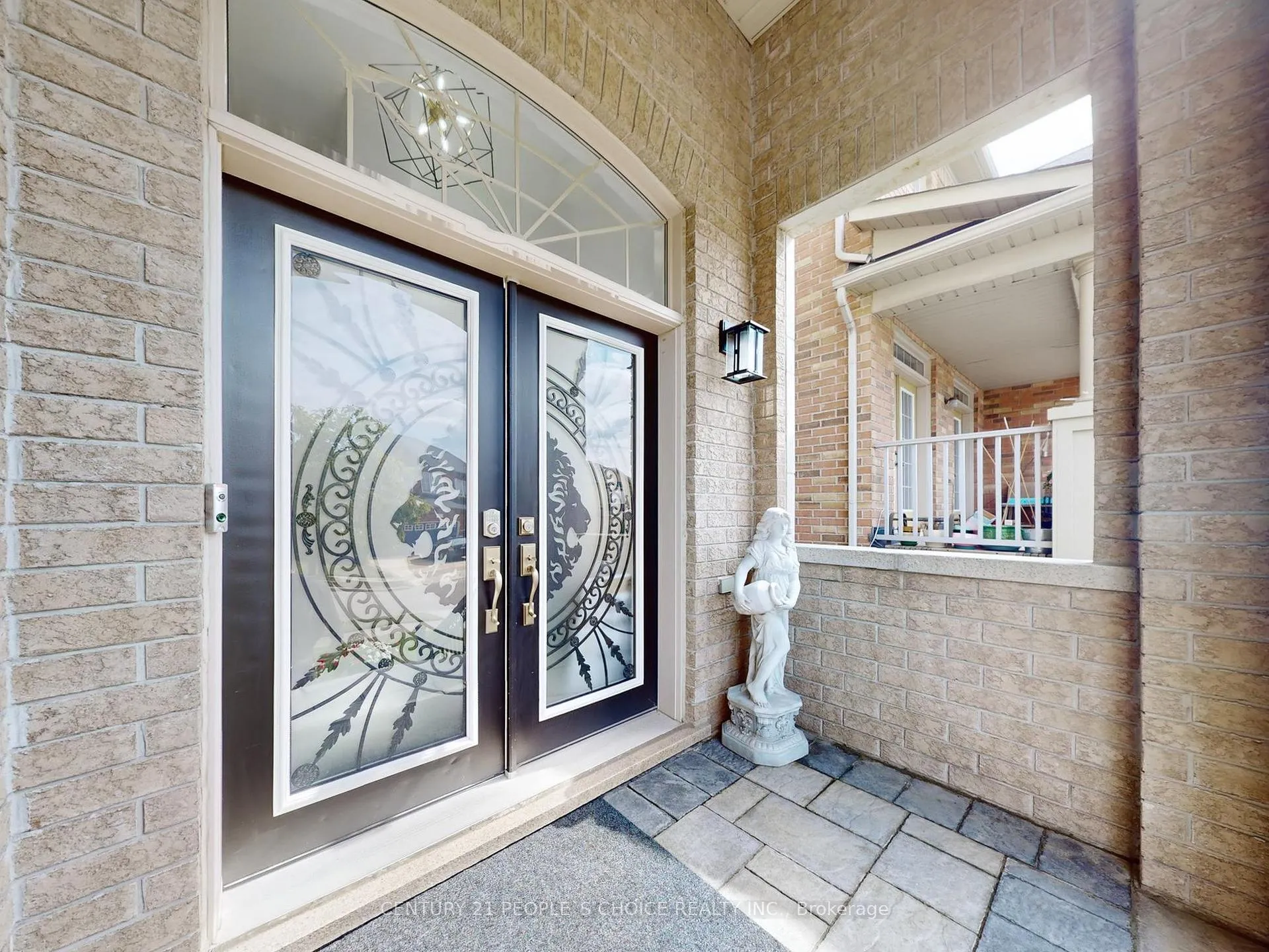 Photo 4 of 29 Young Drive, Brampton, Bram West — HOMEH