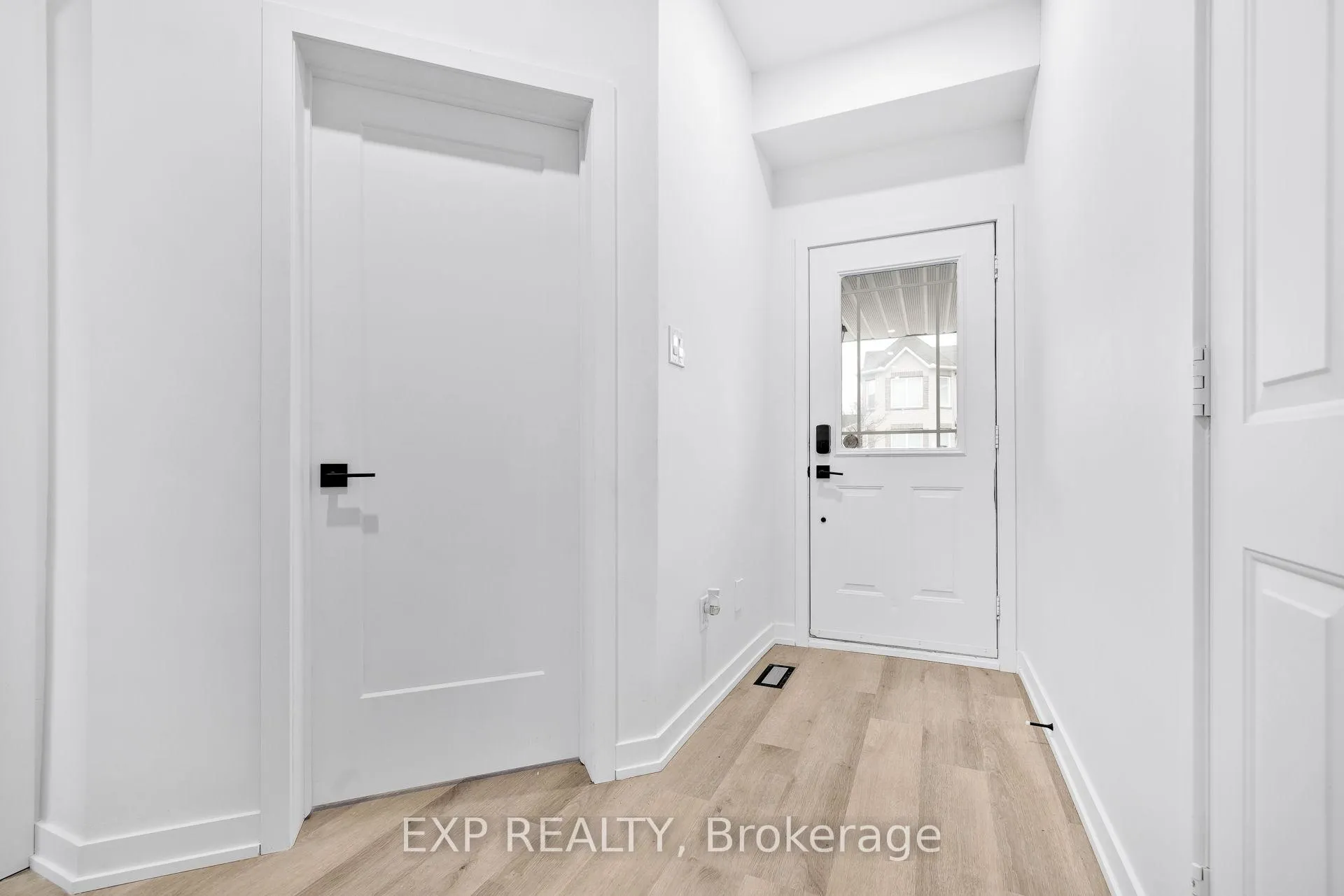Photo 3 of 12 Marabrooke Street, Ottawa, Barrhaven - Strandherd — HOMEH