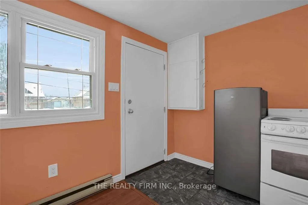 Photo 3 of 7076 Longwoods Road, London, South V — HOMEH