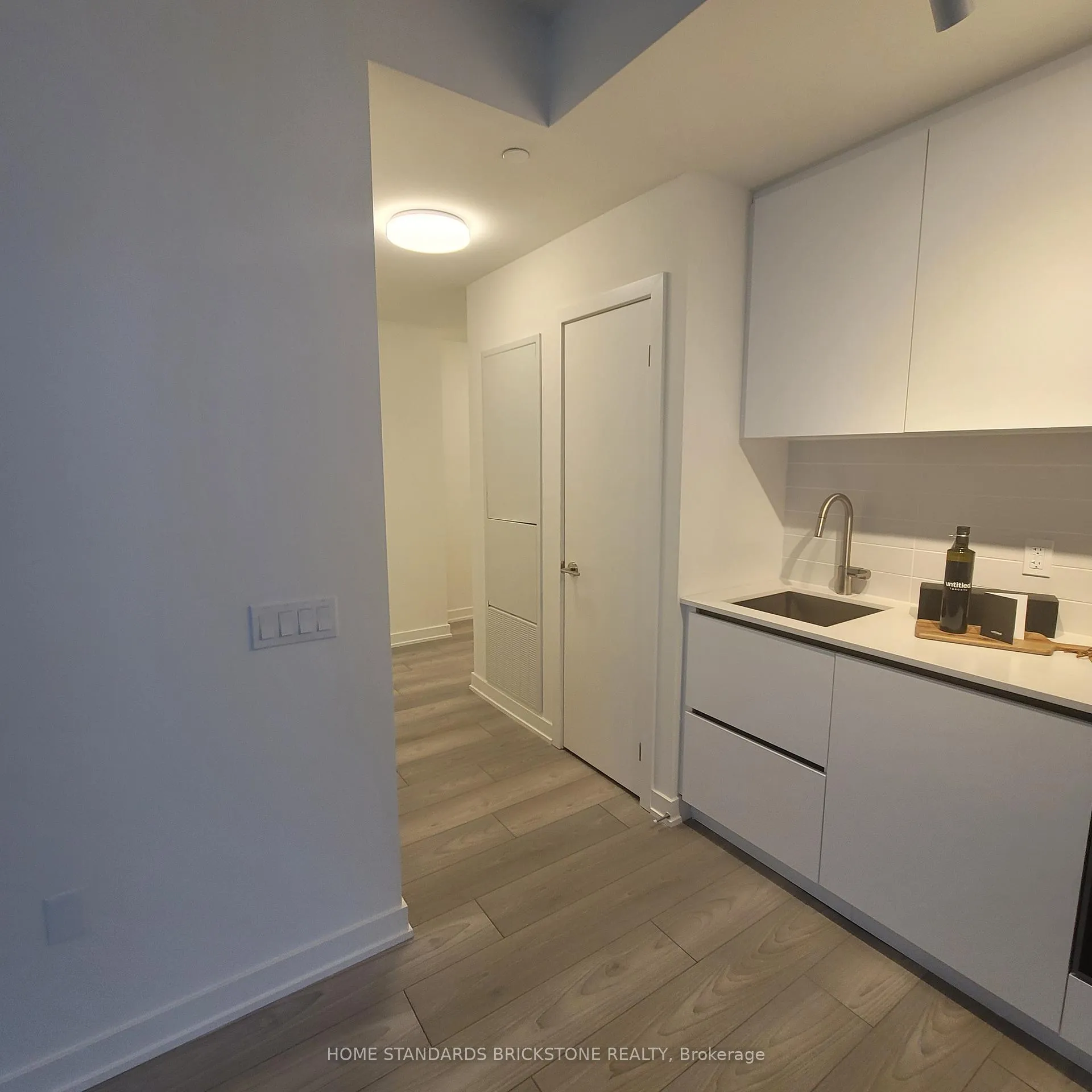Photo 4 of Unit 1012, 110 Broadway Avenue, Toronto, Mount Pleasant West — HOMEH