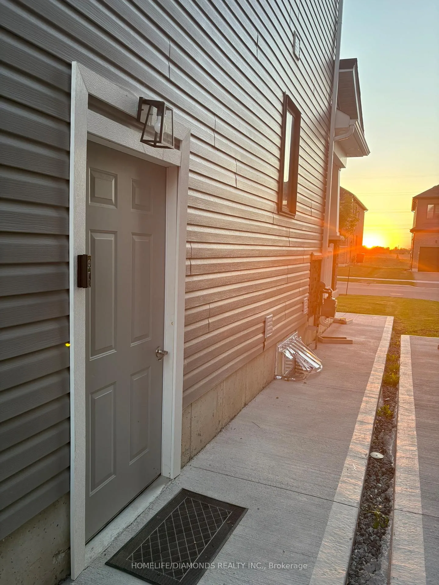 Photo 2 of Unit Lower, 111 Explorer Way, Thorold, Rolling Meadows — HOMEH
