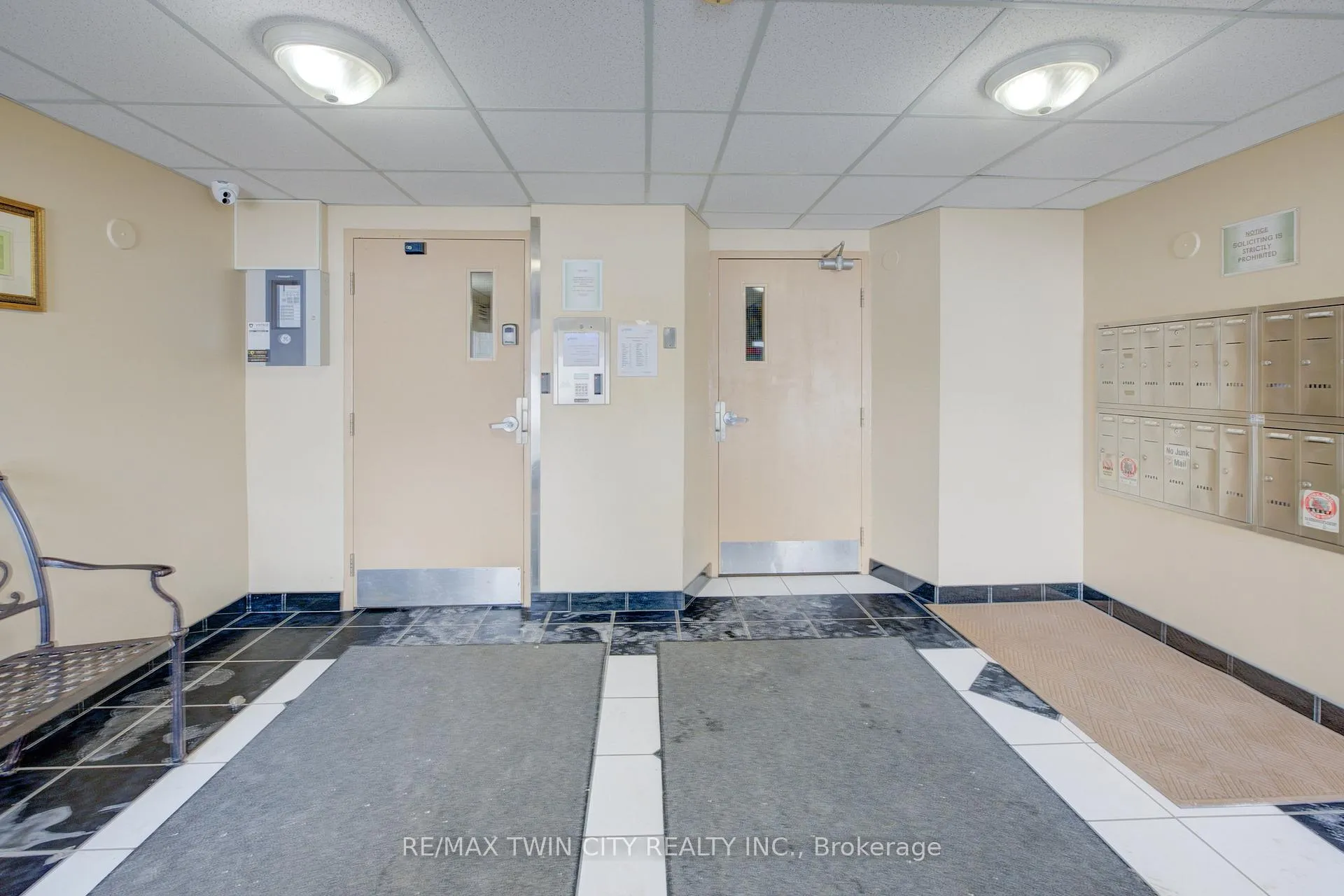 Photo 6 of Unit 305, 24 Mooregate Crescent, Kitchener — HOMEH