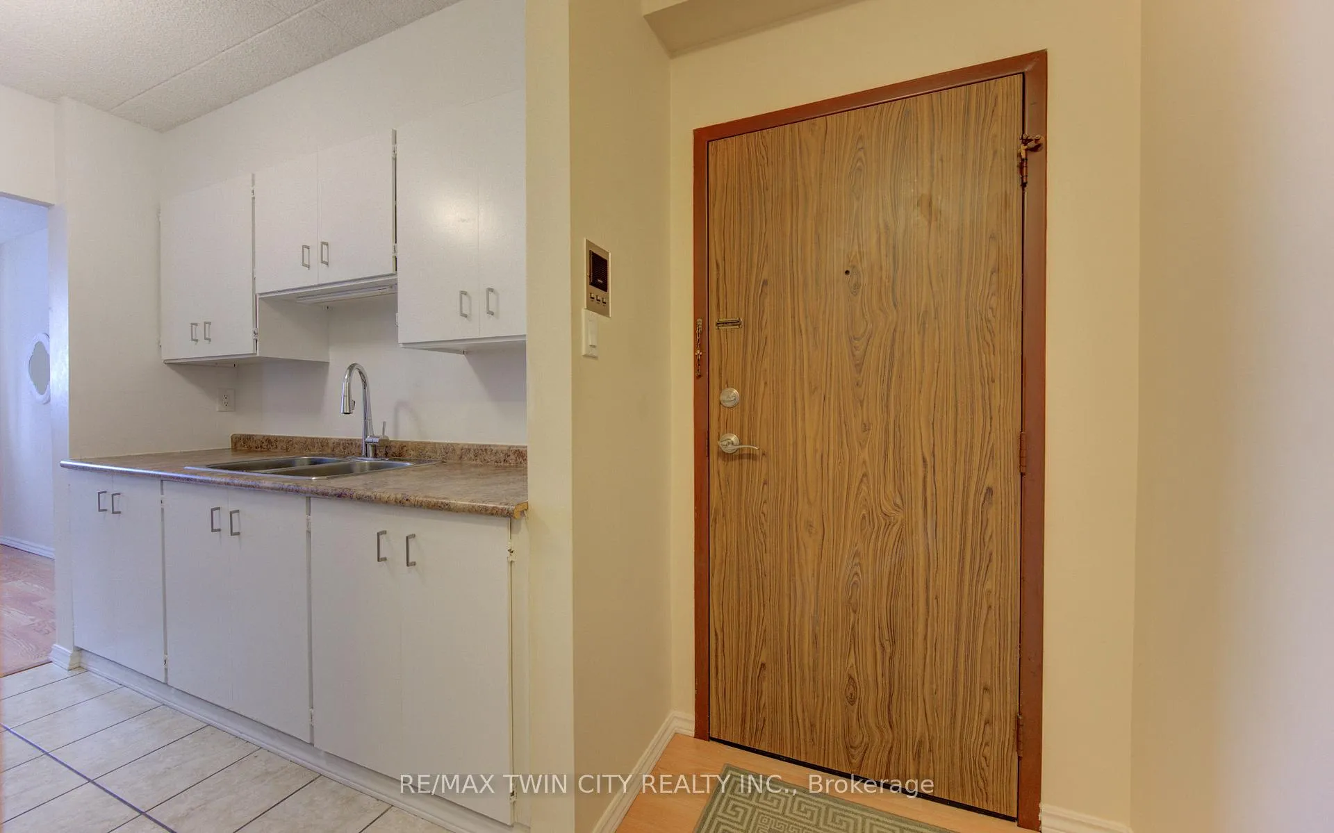 Photo 9 of Unit 305, 24 Mooregate Crescent, Kitchener — HOMEH