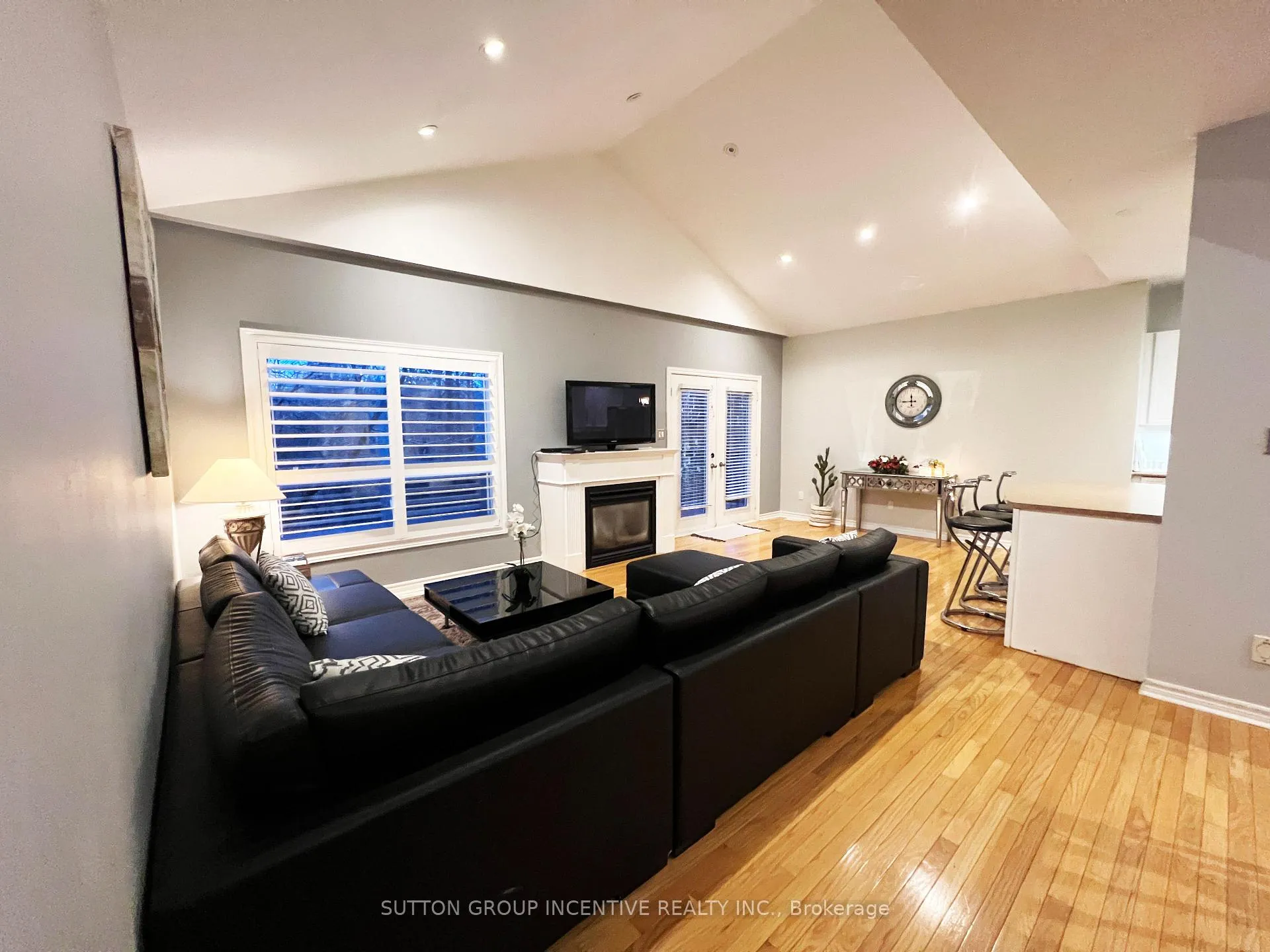 Photo 3 of 38 Hurst Drive, Barrie, Bayshore — HOMEH
