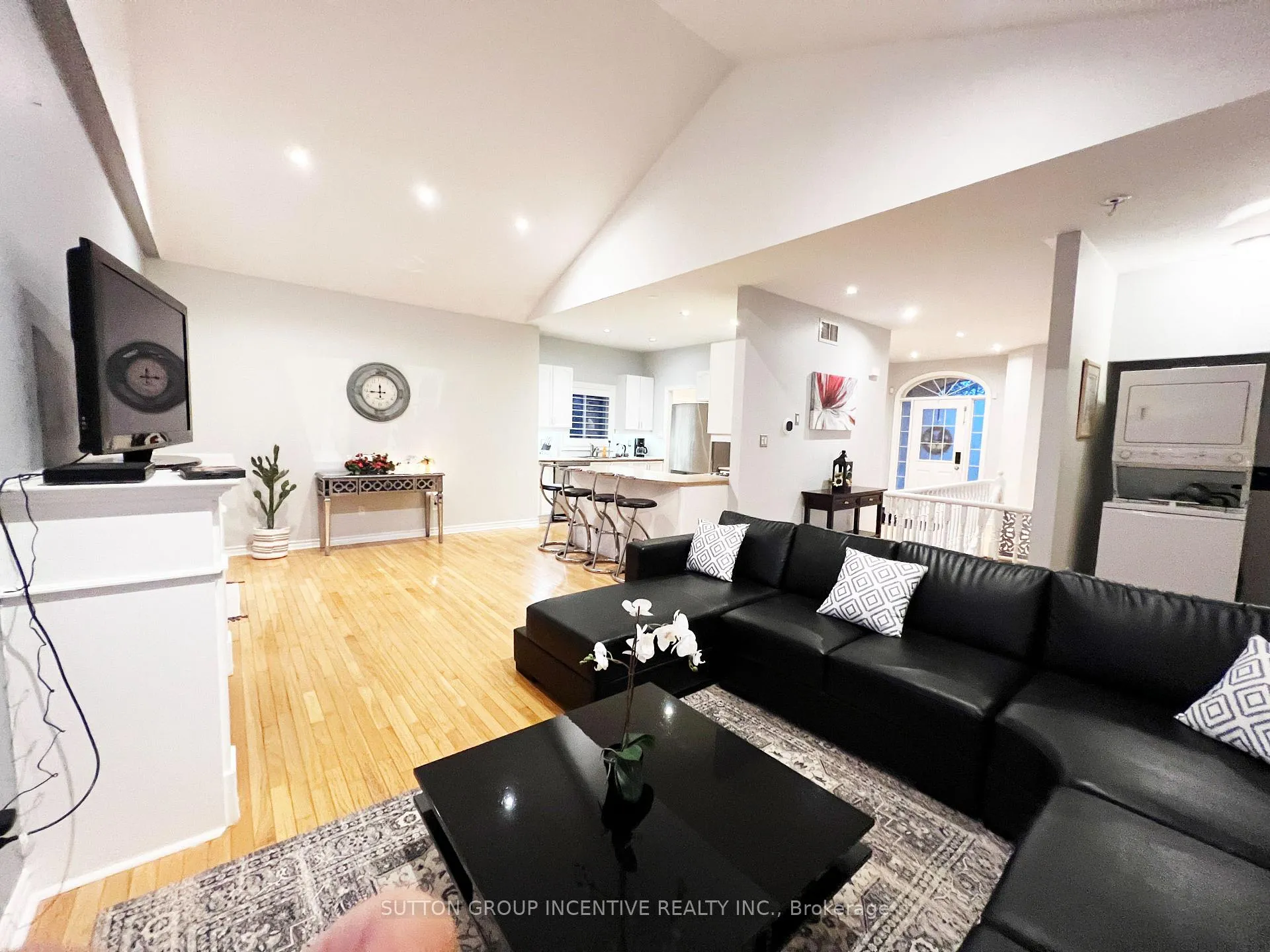 Photo 4 of 38 Hurst Drive, Barrie, Bayshore — HOMEH