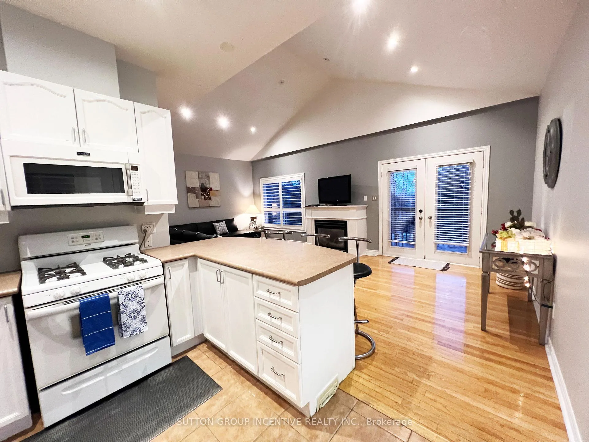 Photo 9 of 38 Hurst Drive, Barrie, Bayshore — HOMEH