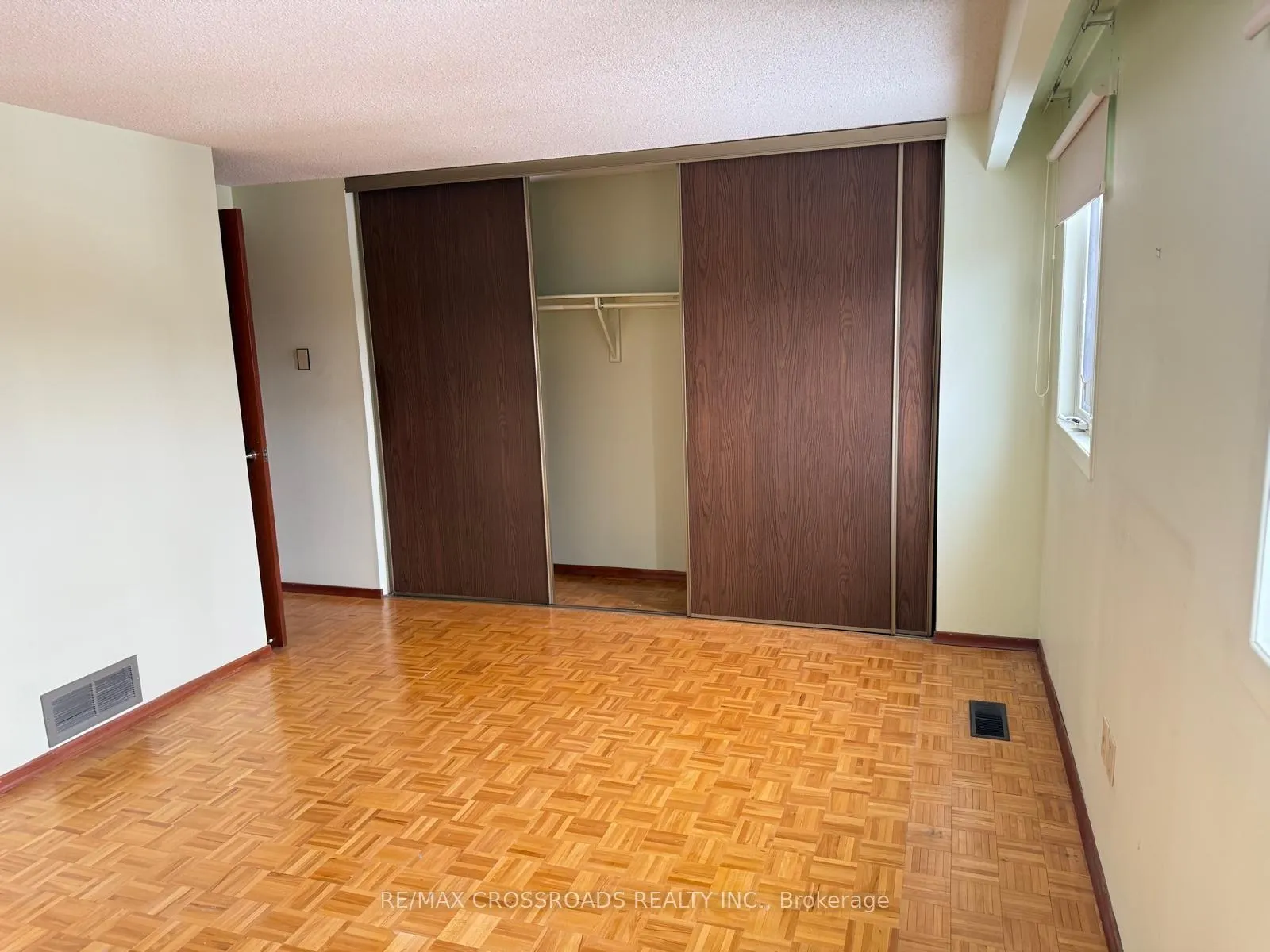 Photo 6 of 57 Sir Constantine Drive, Markham, Markham Village — HOMEH