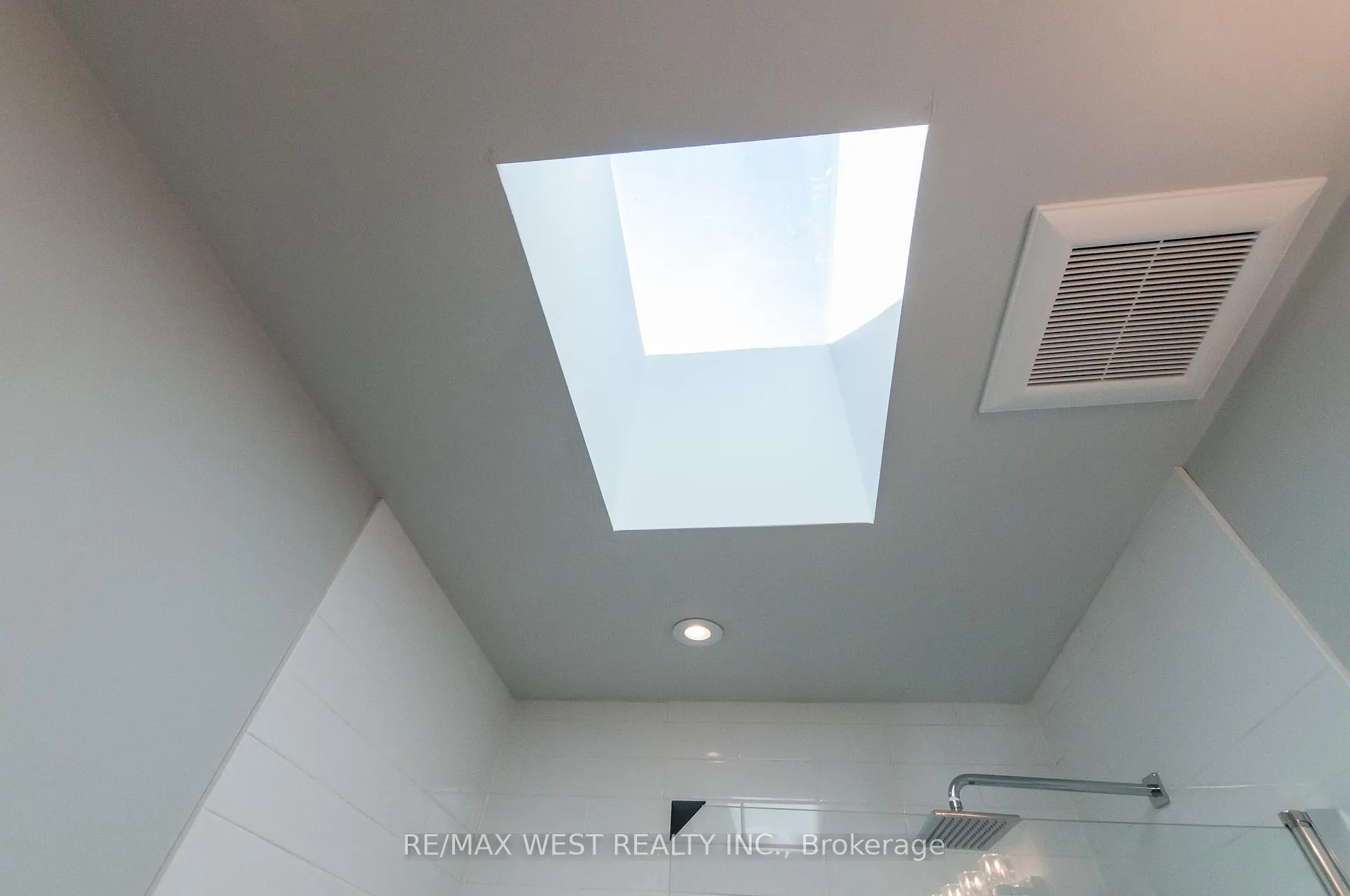 Photo 12 of Unit Upper, 36 Kennedy Avenue, Toronto, High Park-Swansea — HOMEH