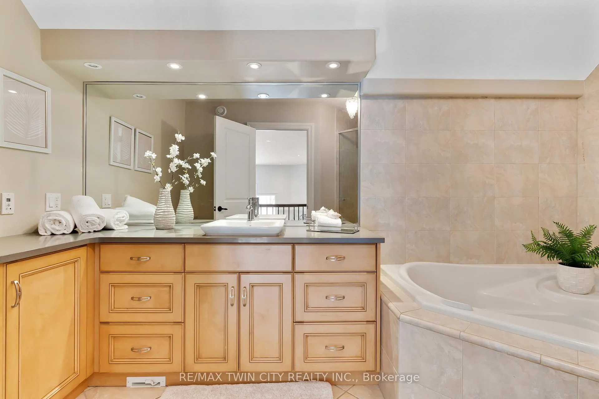 Photo 34 of 443 Malabar Drive, Waterloo — HOMEH