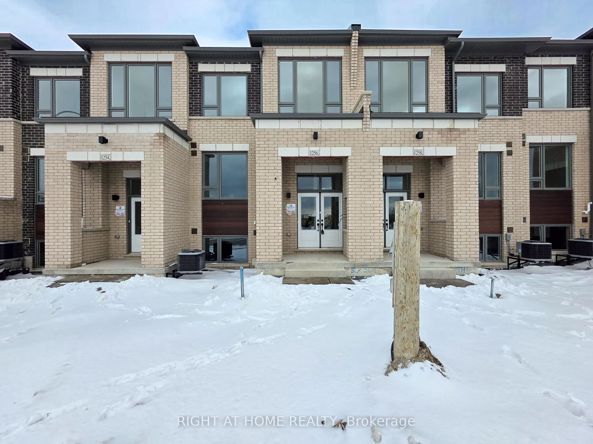 Photo 4 of 1256 Elizabeth Mackenzie Drive, Pickering, Rural Pickering — HOMEH