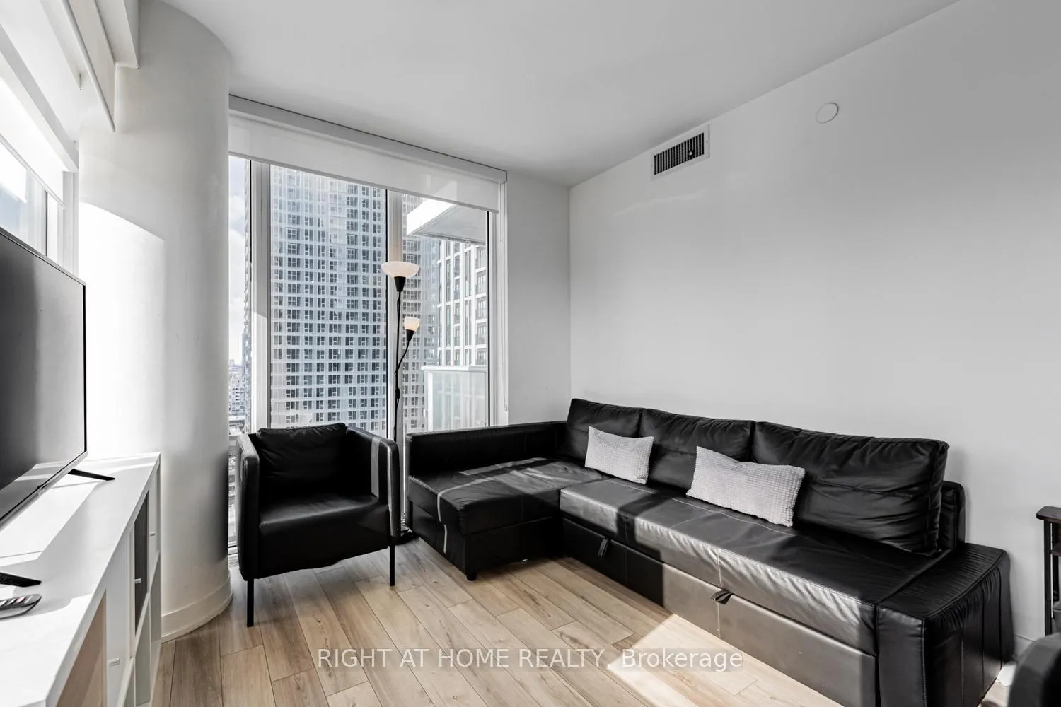 Photo 5 of Unit 1910, 195 Redpath Avenue, Toronto, Mount Pleasant West — HOMEH