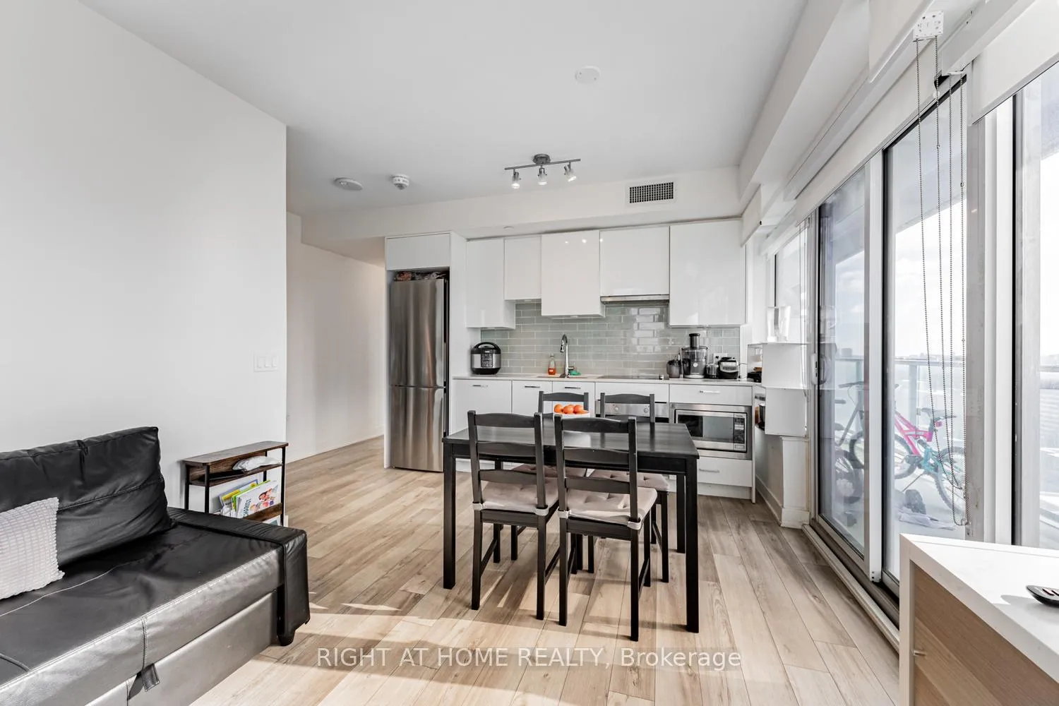 Photo 6 of Unit 1910, 195 Redpath Avenue, Toronto, Mount Pleasant West — HOMEH