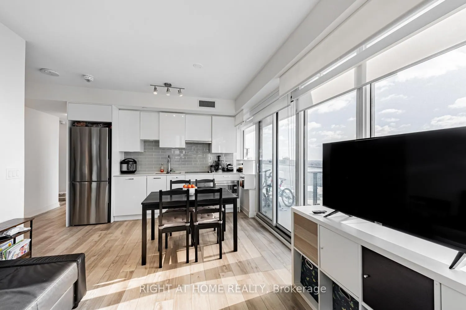 Photo 7 of Unit 1910, 195 Redpath Avenue, Toronto, Mount Pleasant West — HOMEH