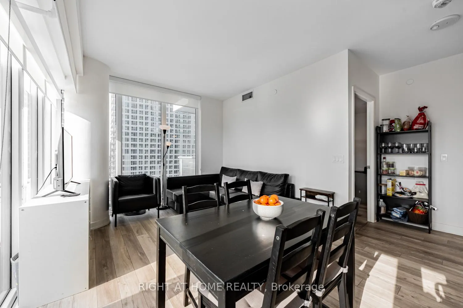 Photo 11 of Unit 1910, 195 Redpath Avenue, Toronto, Mount Pleasant West — HOMEH