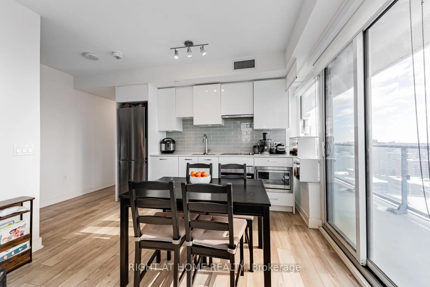 Photo 12 of Unit 1910, 195 Redpath Avenue, Toronto, Mount Pleasant West — HOMEH