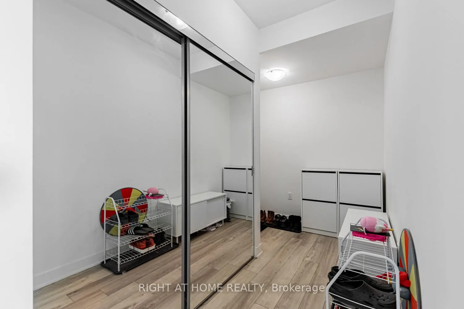 Photo 13 of Unit 1910, 195 Redpath Avenue, Toronto, Mount Pleasant West — HOMEH