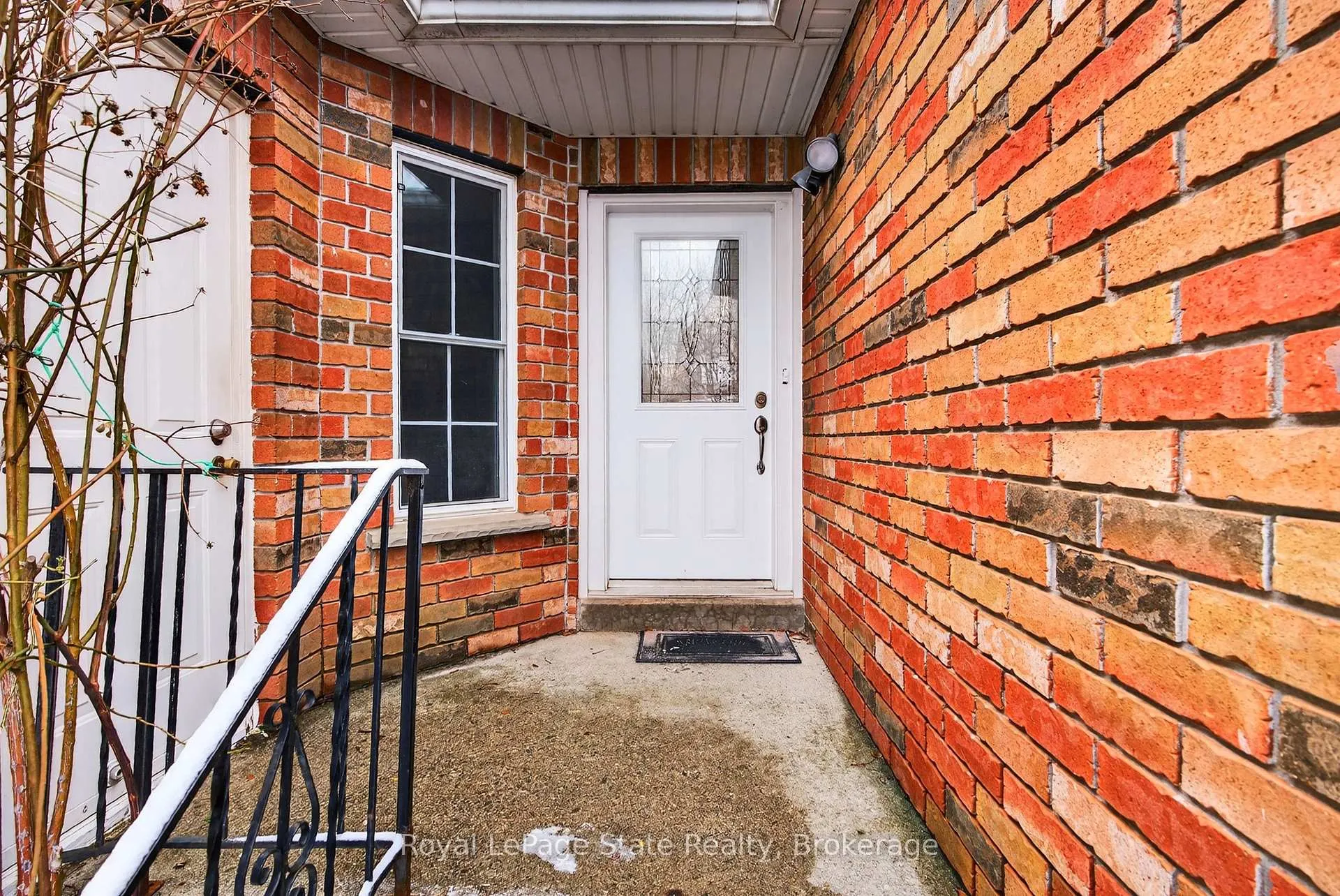 Photo 3 of 2 Evergreen Court, Brantford — HOMEH
