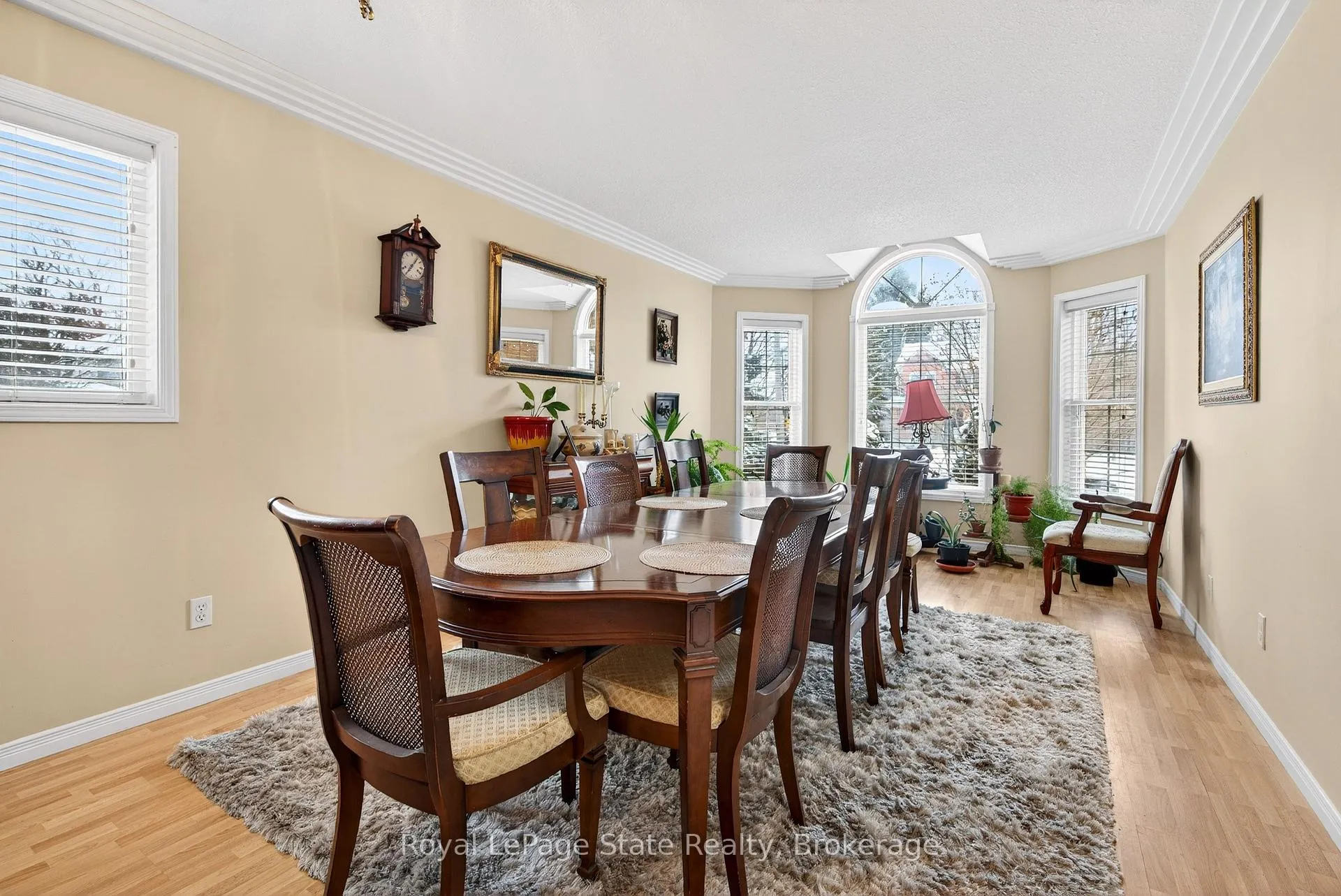 Photo 5 of 2 Evergreen Court, Brantford — HOMEH