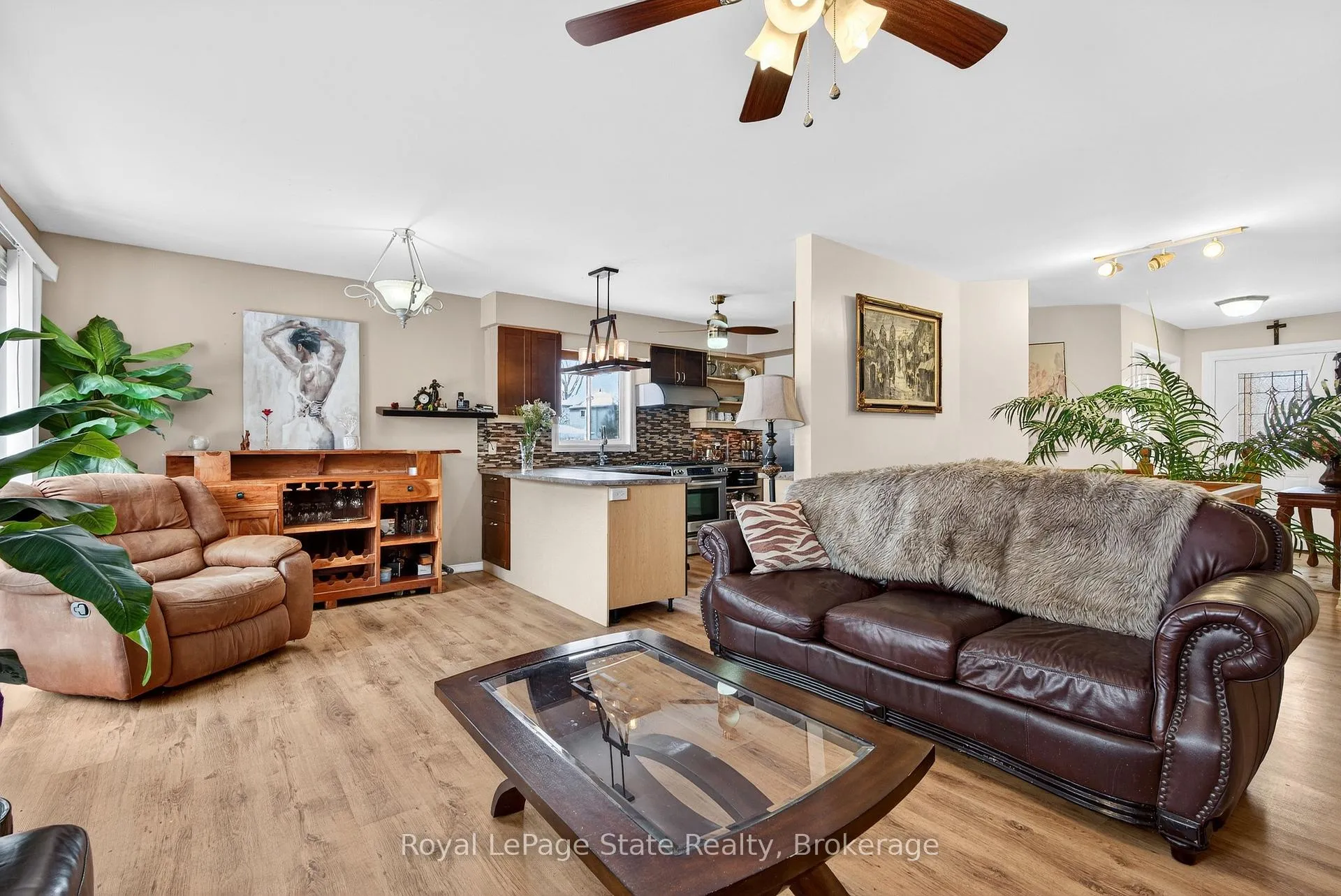 Photo 11 of 2 Evergreen Court, Brantford — HOMEH