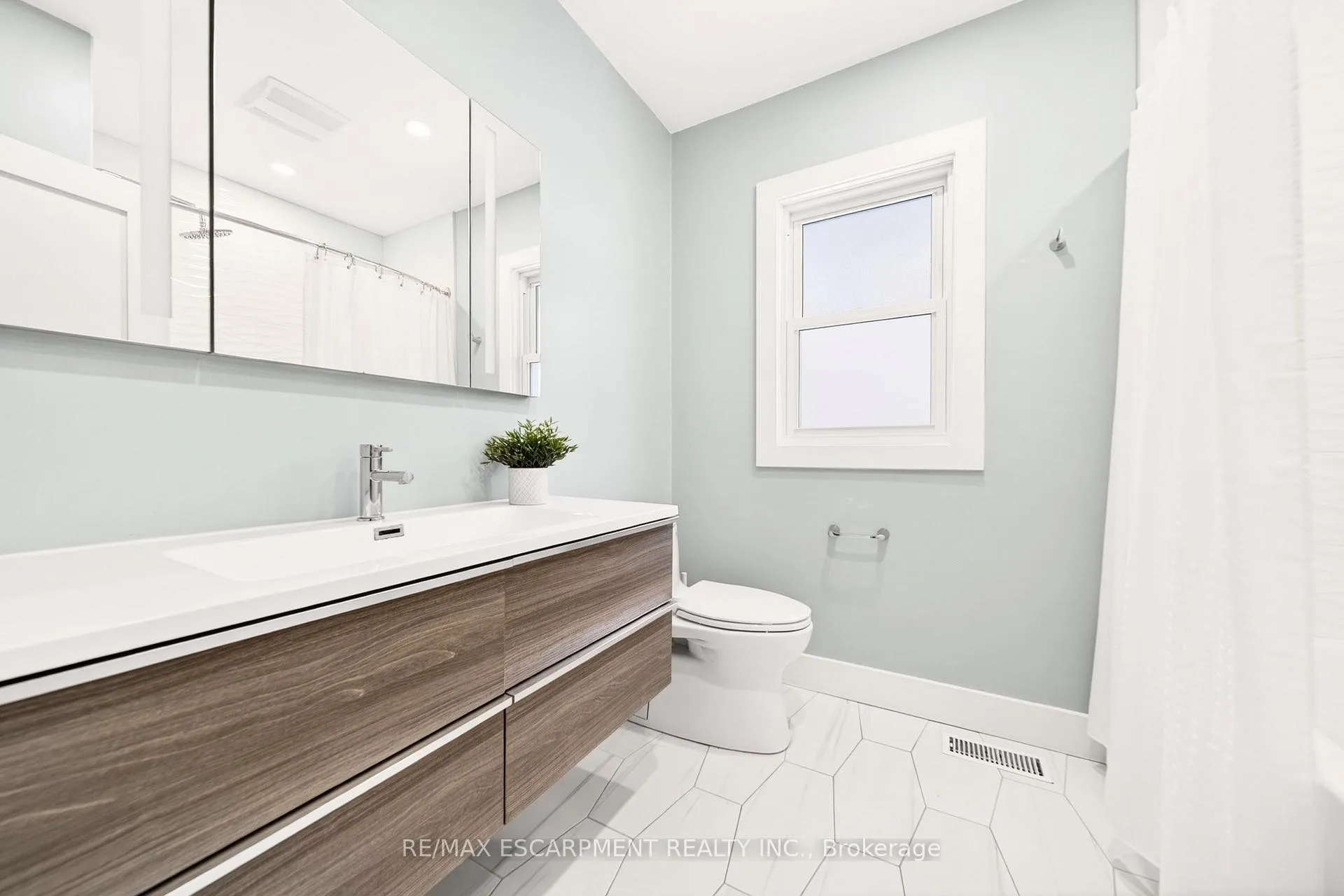 Photo 35 of 21 Victoria Street, Hamilton, Waterdown — HOMEH