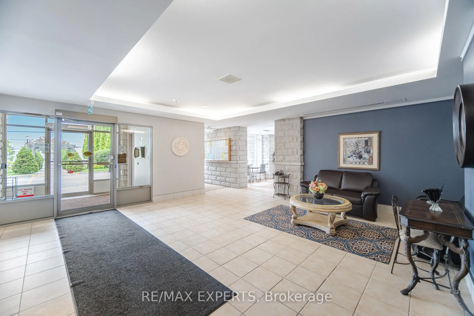 Photo 4 of Unit 313, 2504 Rutherford Road, Vaughan, Maple — HOMEH