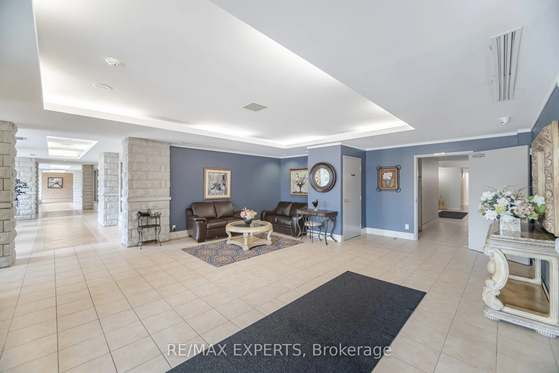 Photo 5 of Unit 313, 2504 Rutherford Road, Vaughan, Maple — HOMEH