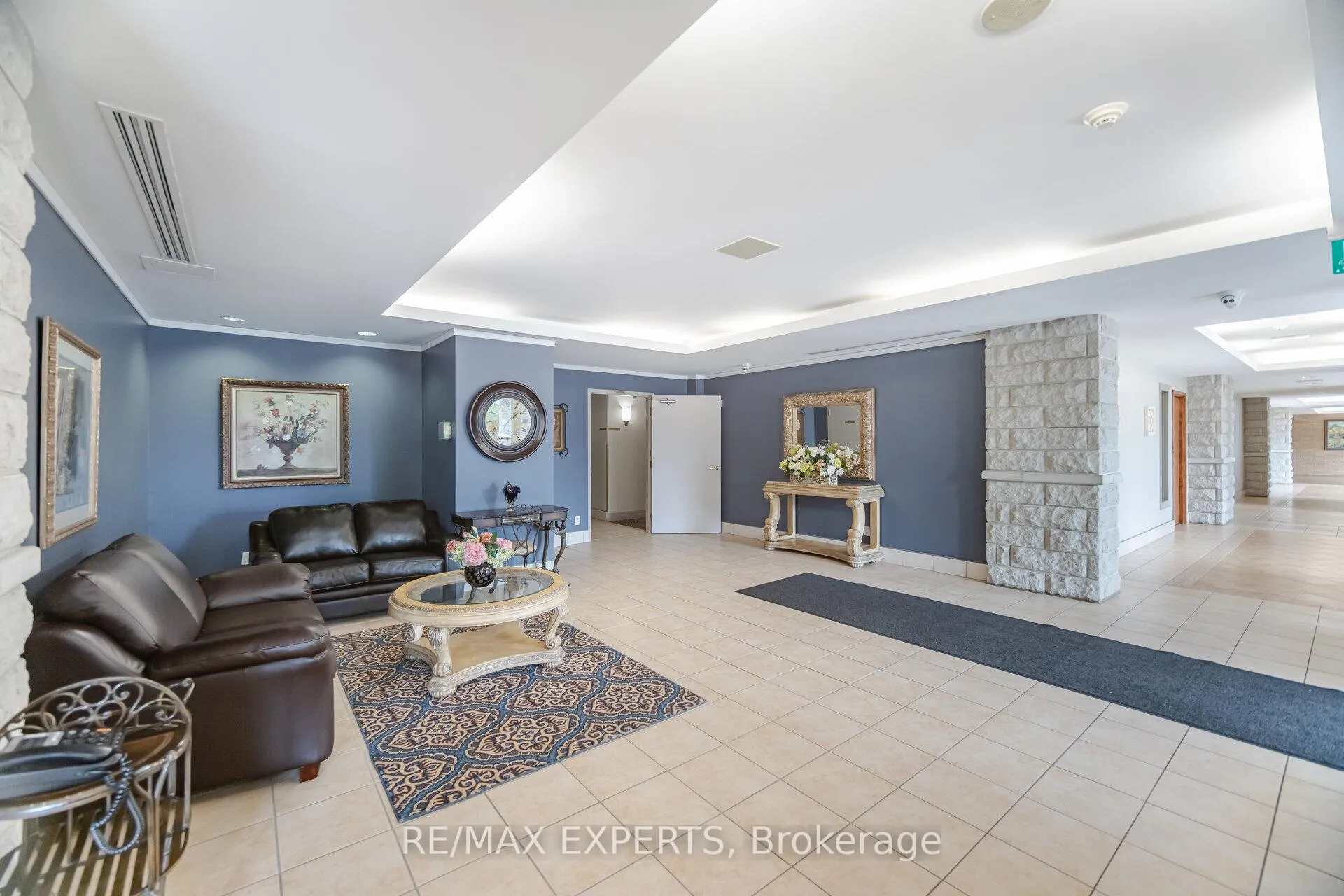 Photo 6 of Unit 313, 2504 Rutherford Road, Vaughan, Maple — HOMEH