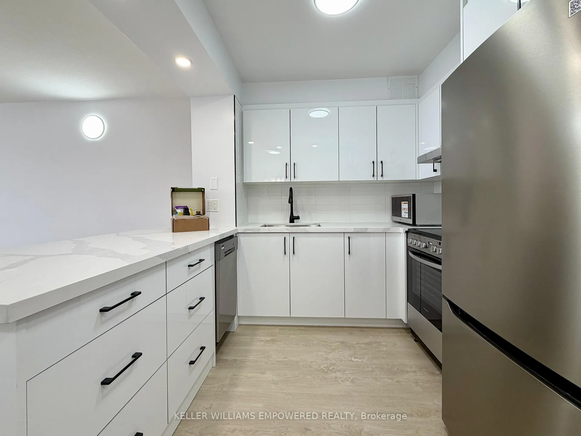 Photo 4 of Unit 710, 225 Davisville Avenue, Toronto, Mount Pleasant West — HOMEH